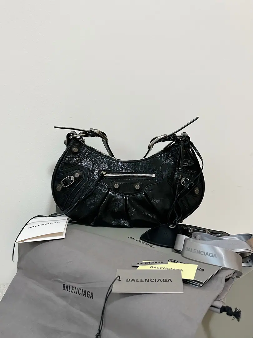 The waxy skin is black and silver.S/33cm🖤 Le CagoleHalf a month's dumpling charter. Wuhu！！Let me pick up my love for the motorcycle. Half a moon arc of a wrapper., I've kept my pedals. And a little wallet with a ding-ding, banging. The most joyful part of me is the many faces.♥️A little mirror.！ The full location is holding on.～👌🏻 PositivenWhat about it?, xsI bought silver., sI bought white. The whole bag really has more details than I can get. I'll tell you. We're probably the only ones who can get all the details right.🤫 Every piece of hardware has to be identical. This efficiency is not comparable to the wrong version. So wait patiently. Because I'm working hard too. It makes you feel worth it. xsSmall: 26×16×10cm671309 sMedium: 33×16×8.4cm671307