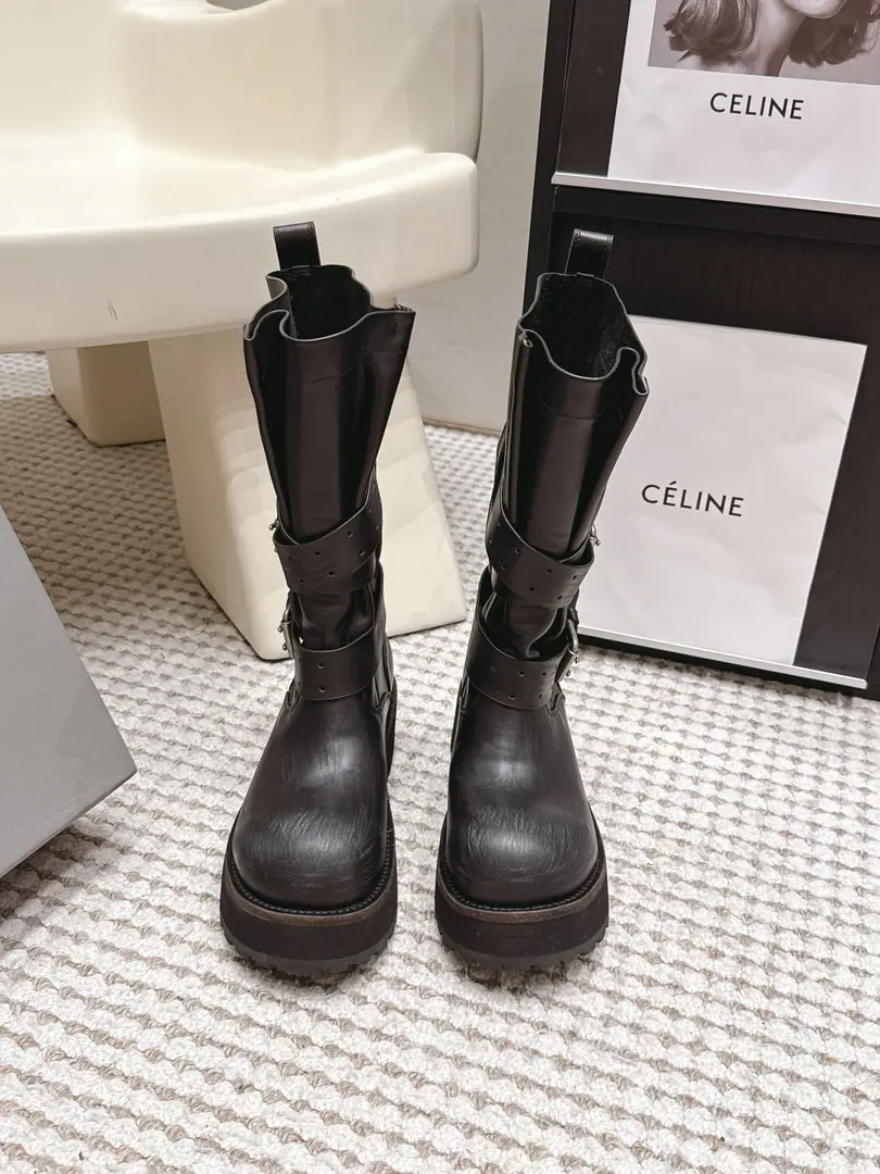 Requisition level Men➕30 #Couple money. Balenciag*26ssThe new Autumn money is used to be a thick-ass Martin boots. A cary, street-worked, hot-ass Martin boots., The round-and-brow size is a hand-skinned skin., Metal-button belts on the side of boots with multi-band designs, Alphabet marking of the cylinder, The ancient industrial senses are full.. The heavy-duty car elements are re-coloured with the original coloring., No schmucks., The rigid atmosphere is so easy to pull up the entire atmosphere., It's the one who's got the booty on the swing.. Shoe.: Bullskins. Uchi.: Bullskins. Otsumi!: The real one is a combination of the lines. size: 35-45Code（Women40.41 Men45 Custom without re-offer）