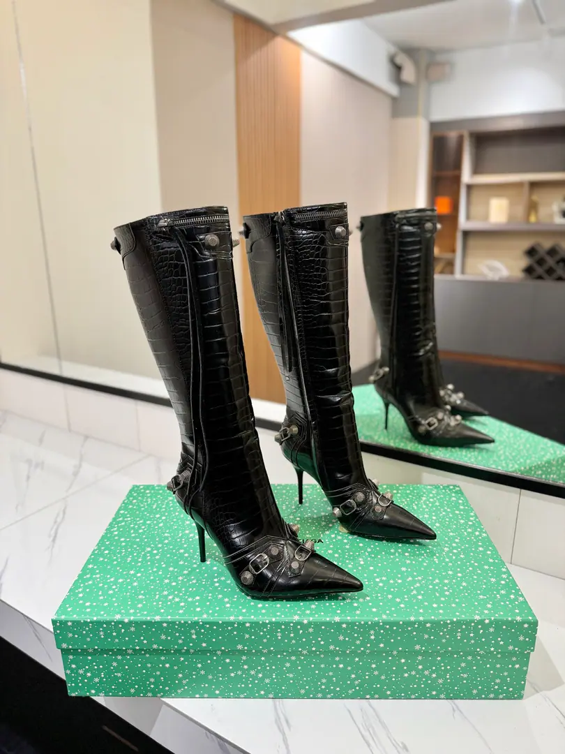 Plant price: BalenciagaParisian. Cagole High boots. The multi-coloured heavy-worker nails point their heads over their knees.✨ A lot of bright matching colors., High-level eye-sucking of bright skin. Metal nails make cool, personality., Slight and long legs. Salt is sweet enough to fit in with all kinds of clothes., You're so hot, you're so hot. The fall and winter suit just needs it., It's easy to unlock the back rate.🖤 Shoe.: Imported cattle skin Uchi.: Bullskins. Otsumi!: Italian skin. He's tall.: 9.5cm Data36HQ high36cm Every code difference+0.5, Perimeter36cmThe wideest position per code difference+0.5