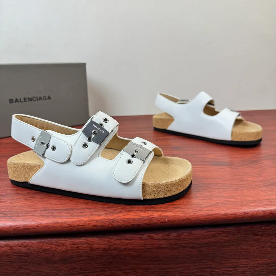 BALENCIAGA I SCHOLLA man's flat-floor sandal. BALENCIAGA withSchollA co-made pair of sandals., SchollIt's called foot health and comfort., This sandal is a practical and fashionable thing., Three smooth little cow leather shoes., Simplified design+Metal buttons are so easy to adjust., Put it on.SchollandBalenciagaMarking. The soles of the bodywork shoe., Soft wood at the bottom, Use of grinding rubber on the outside, It's all over it.SchollandBalenciagaMarking, It's light and comfortable., I'm not tired of wearing it for a long time., Show your toes and let's get some air., Summer is perfect., ♪ For the beach ♪, I can handle it easily., It's a summer shoe cabinet. It's a 100-pack.! Size: 39-40-41-42-43-44 Standard leather shoe size.（38/45/46I'll make sure it's not changed.）