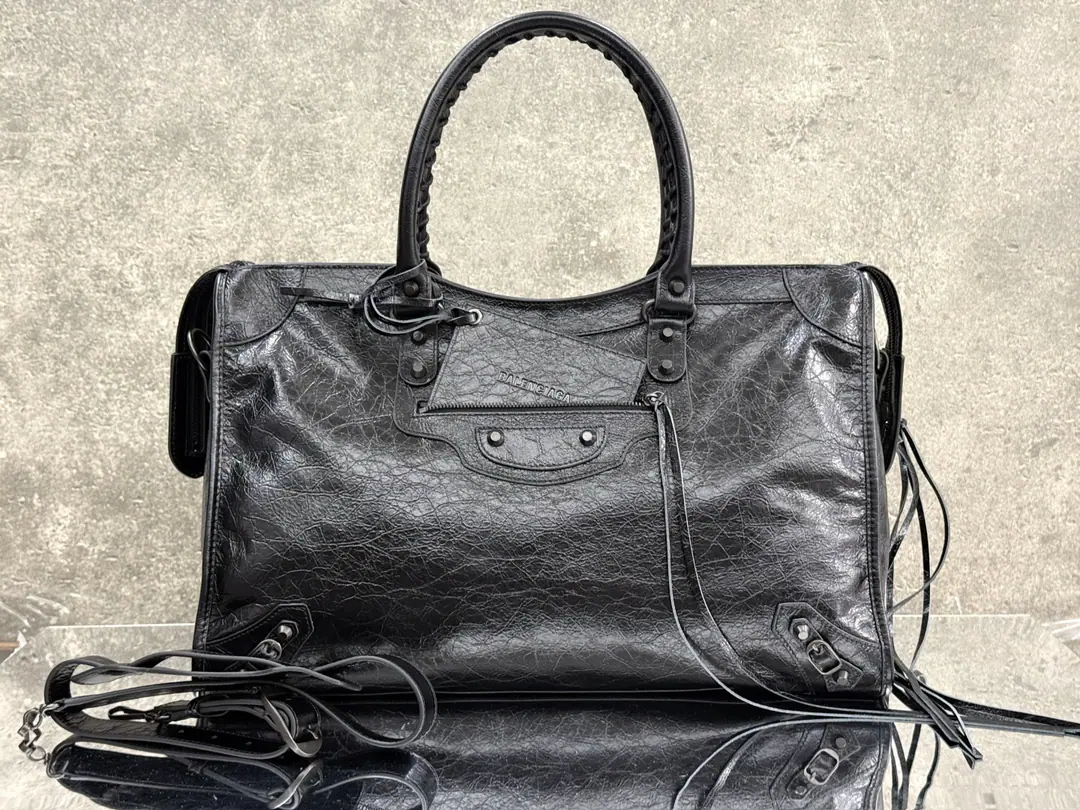 ｛Big-time cracking black./Black button｝ 𝐁𝐀𝐋𝐄𝐍𝐂𝐈𝐀𝐆➰Le City 26 Spring and summer, new car. A plaque of old brown with a soft feel, a leather car bag., It's a classic that never goes out of time in the closet.. Old gold buttons., Signal flow of suction, It's perfect to combine the regeneum with the coolness.. The skin touch mix is a very inclusive one., Telecommuting, You can ride like a man., Capacity Online, Colour value versus utility, It's a quality bag that can carry it all the way.. Paragraph: 260621 Large size: Bottom 46x High 29x Kuan 17cm