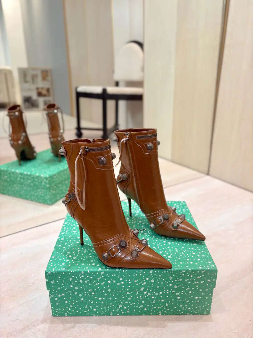 Price: BalenciagaParisian. Cagole High boots. The multi-coloured heavy-worker nails point their heads over their knees.✨ A lot of bright matching colors., High-level eye-sucking of bright skin. Metal nails make cool, personality., Slight and long legs. Salt is sweet enough to fit in with all kinds of clothes., You're so hot, you're so hot. The fall and winter suit just needs it., It's easy to unlock the back rate.🖤 Shoe.: Imported cattle skin Uchi.: Bullskins. Otsumi!: Italian skin. He's tall.: 9.5cm Codes: 35-39（34.40.41.42 I'll make sure I don't change it.） Data36HQ high15.5cm Every code difference+0.5, Perimeter25cmThe wideest position per code difference+0.5