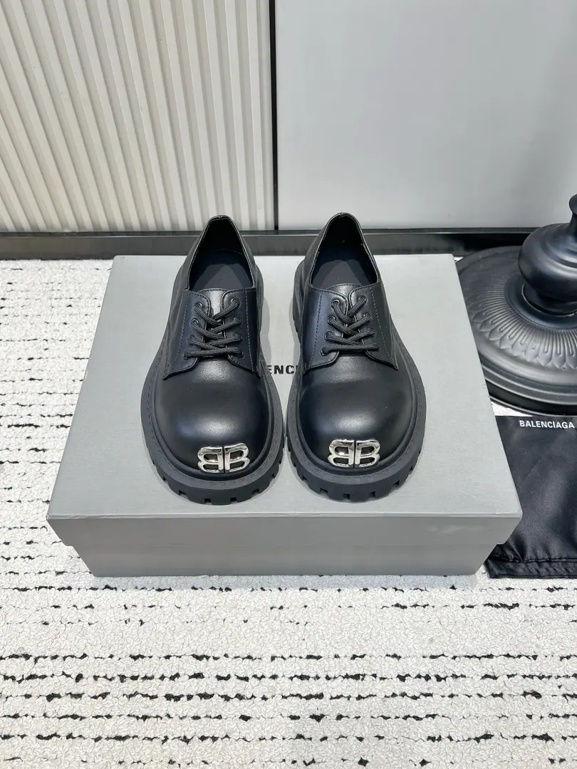 G Balenciaga The English-looking Derby Shoes.26ss Cool head.｜The Parisian metal is thick with the Didby shoes. Super-fire front page., Retro senses are straight up. Shoehead metalBBIdentification dots, It's a very good recognition. Classic band design, Every day, I'm free to wear clothes. And thicken your teeth., # Sneak up #, Proportion of leg-mixed The skin is soft and delicate., The upper foot doesn't weigh heavily on the upper foot. Street winds, The commuting winds can be easily handled. The Tide Shoes cabinets must have a hundred thick little leather shoes. ▪Shoe.: Head-decked cow skin. ▪Foot.: A sheep's shoes. ▪Otsumi!: Rubber Bottom ▪Codes: 35-39（40.41I'll make sure I don't change it.）