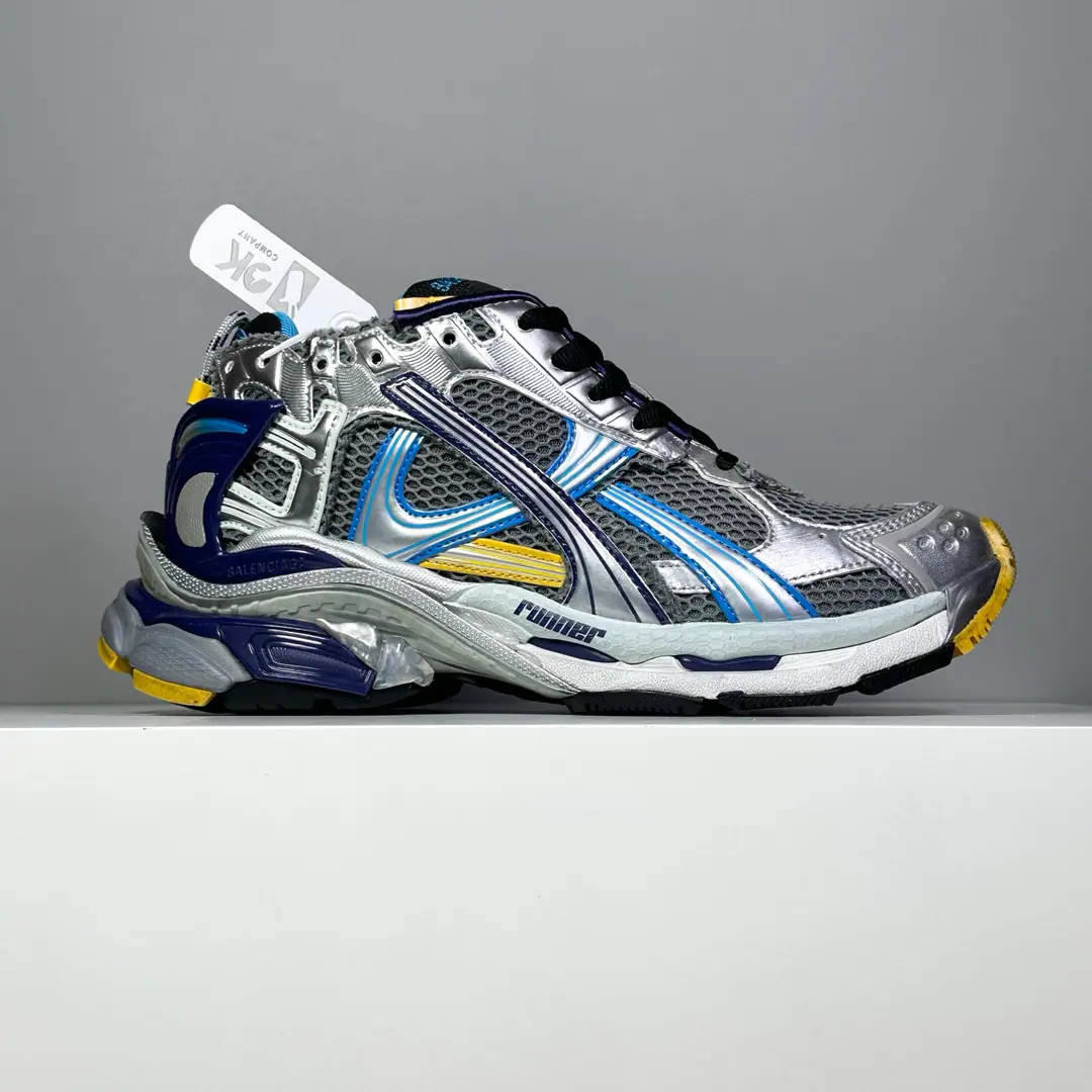 【OKScan Version】Pure version 7.5Hey, Moo! Information: New paragraphBALENCIAGA Parisian.-Runner, It's by the overcoat., Old, We'll have to sew it in detail., Show the designer. Demna Sports shoes., With a pair.「Old shoes.」Passing the regenesis., Backboard, The shoe head., And it's shown. Demna Structural vision for the future The original box is 100% back to the official configuration from inside to outside. Top level for crushing all versions of code: 35 36 37 38 39 40 41 42 43 44 45 46