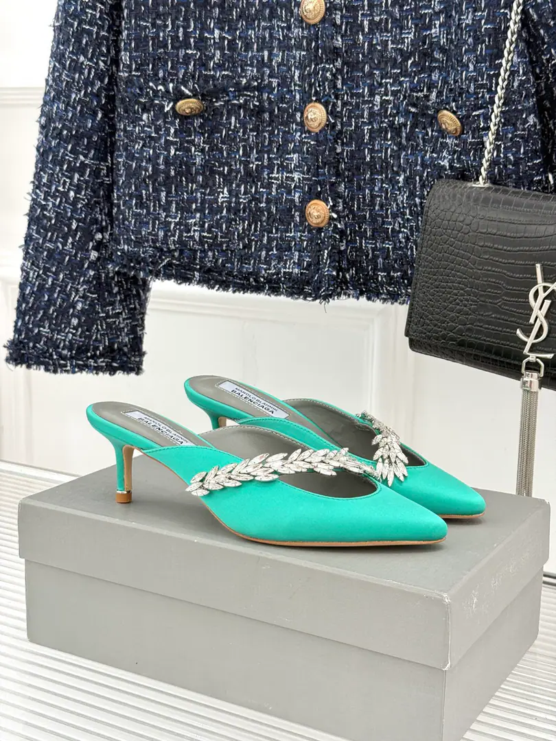 Plant price Balenciaga x Manolo BlahnikUnion funds 26WFNew crystal leaves, silk heels, slippers. The Parisian family is a new book called Morrow. The silky side is so soft. Asymmetric crystal leaves stint The pointy head and legs are long. 26WFIt's a very impressive term. Low-cut shoe mouths thin and thin. The sheep's skin is soft inside. The upper leg second becomes more expensive. With a suit and a dress. Every dinner can be handled. The first one is elegantly colliding with a high quality. The craftsman is so good at doing his job. Co-locate collection value The lazy guy is so careful. Who wears a big rich lady? No one's ever stepping on a thunderstorm. ♪ A touch of the atmosphere is filled with it ♪ It's so good to have a crowd without a hit. Details are hidden in a great deal of sophistication. Autumn and winter shoe cabinets with treasure money. Bringing home the girl's sense of her own. You know, you're all so good at this. You can't grind your feet if you wear them long. I'll never regret it.！ Fashion custom silk The inside feet are all sheep's skin. Italian imports are so thick. size: 35-39（40/41Custom） Numbering: 95620260702