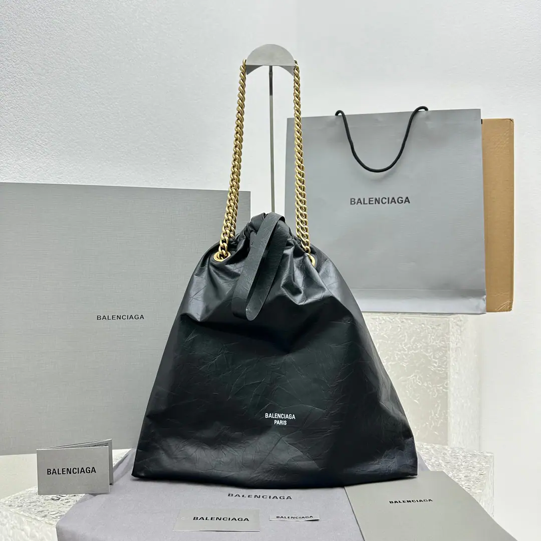 【The big wrinkles are dark.】 𝐁𝐚𝐥𝐞𝐧𝐜𝐢𝐚𝐠𝐚The new one is so beautiful, it can be carried.“Garbage bags.” New package typeCrush Tote The bag simulates the quality of the plastic bag using a bright-faced wrinkled cow skin., HeadsLOGO A rope belt. Sweet, cool, big bucket bag. It's not expensive. A very small woman. Whatever you want, it's a high-level feeling. The hot girl feels like she's just full of it. Fashion is a great thing.dramaA single piece of strength., Parisian Trash Catalog The tide is so cool.！！ It's a very functional and beautiful package. NMultiple backsliding.: Handheld or handheld, Lower arm back., - The back of the stale.🉑 Paragraph: 92250 Dimensions: High39xBottom46xBottom Width14cm