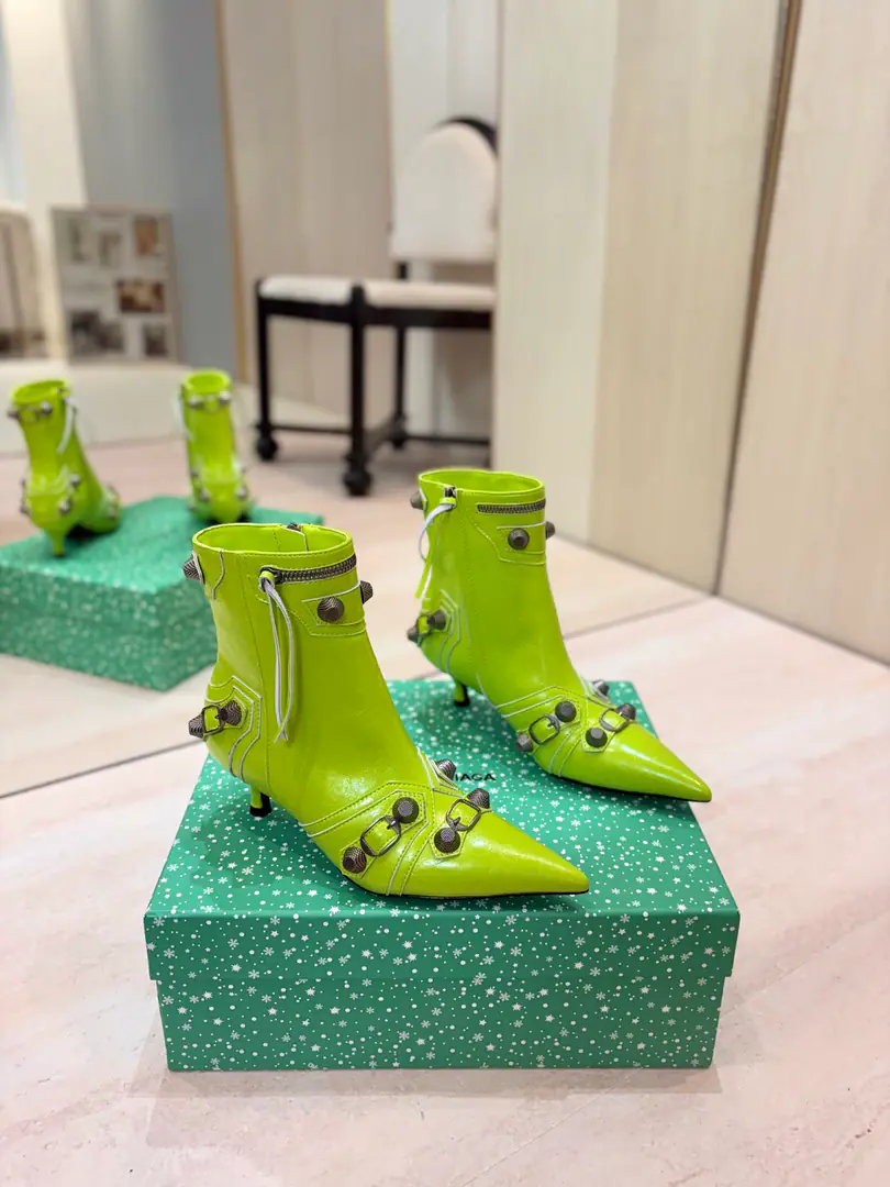 Price: BalenciagaParisian. Cagole High boots. The multi-coloured heavy-worker nails point their heads over their knees.✨ A lot of bright matching colors., High-level eye-sucking of bright skin. Metal nails make cool, personality., Slight and long legs. Salt is sweet enough to fit in with all kinds of clothes., You're so hot, you're so hot. The fall and winter suit just needs it., It's easy to unlock the back rate.🖤 Shoe.: Imported cattle skin Uchi.: Bullskins. Otsumi!: Italian skin. He's tall.: 5cm Codes: 35-39（34.40.41.42 I'll make sure I don't change it.） Data36HQ high15.5cm Every code difference+0.5, Perimeter25cmThe wideest position per code difference+0.5