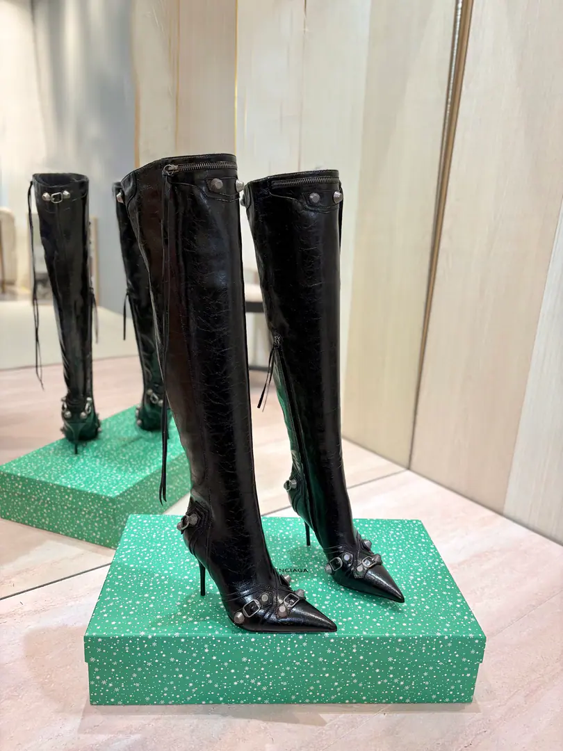 Price: BalenciagaParisian. Cagole High boots. The multi-coloured heavy-worker nails point their heads over their knees.✨ A lot of bright matching colors., High-level eye-sucking of bright skin. Metal nails make cool, personality., Slight and long legs. Salt is sweet enough to fit in with all kinds of clothes., You're so hot, you're so hot. The fall and winter suit just needs it., It's easy to unlock the back rate.🖤 Shoe.: Imported cattle skin Uchi.: Bullskins. Otsumi!: Italian skin. He's tall.: 9.5cm Codes: 35-39（34.40.41.42 I'll make sure I don't change it.） Data36HQ high54.5cm Every code difference+0.5, Perimeter36cmThe wideest position per code difference+0.7 Spill Ribration45cmEvery code difference+0.7