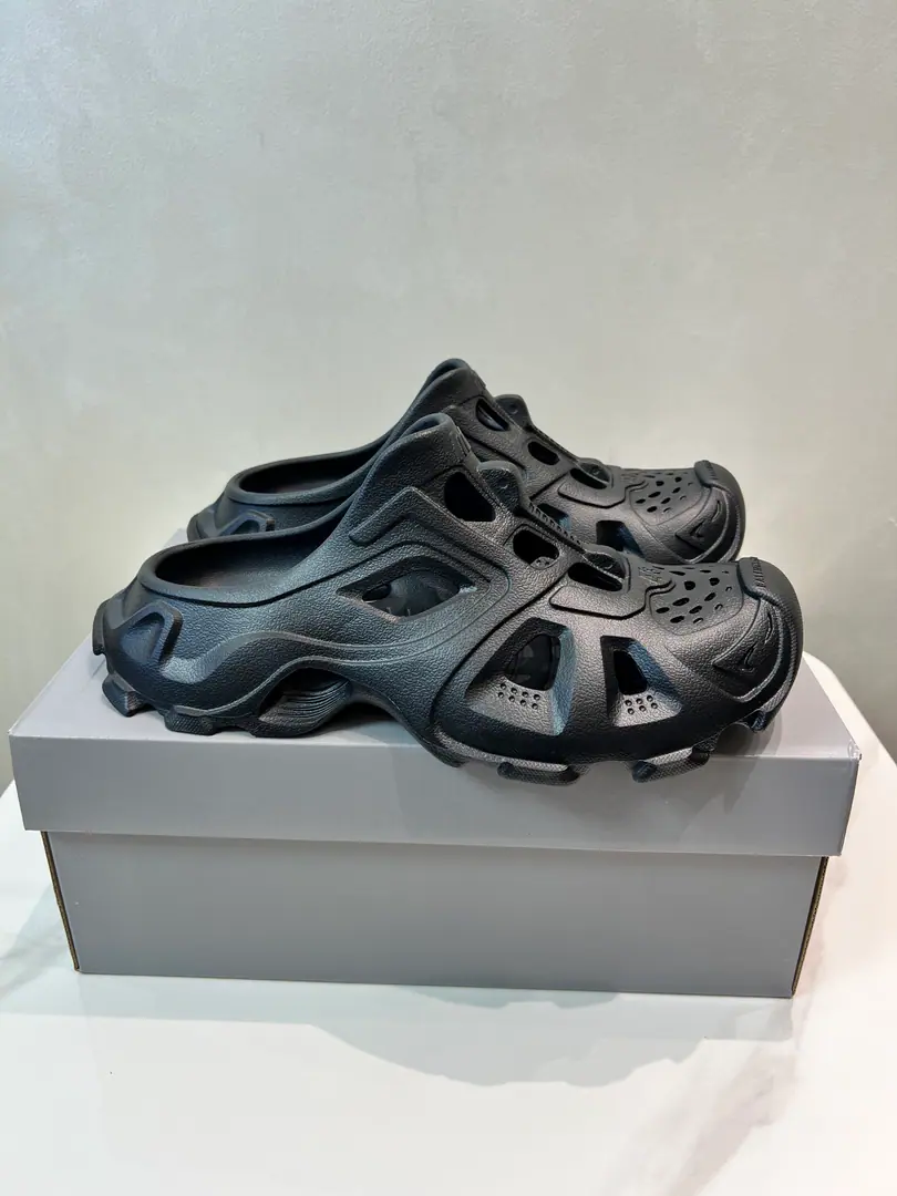 The standoff., French high-end luxury brands-The Parisian cave shoes are half-slip.BALENCIAGA Mold Closed Rubber Sandals"Yellow"Cross has a hundred-thin sandy beach-drinking sport with lazy people with hole slippers. Commodity details• Rubber• Lazy shoes.• - The soles and the shoes.• Chinese manufacture• Wipe it with a soft cloth. Materials: EVA Materials Size: 36-46