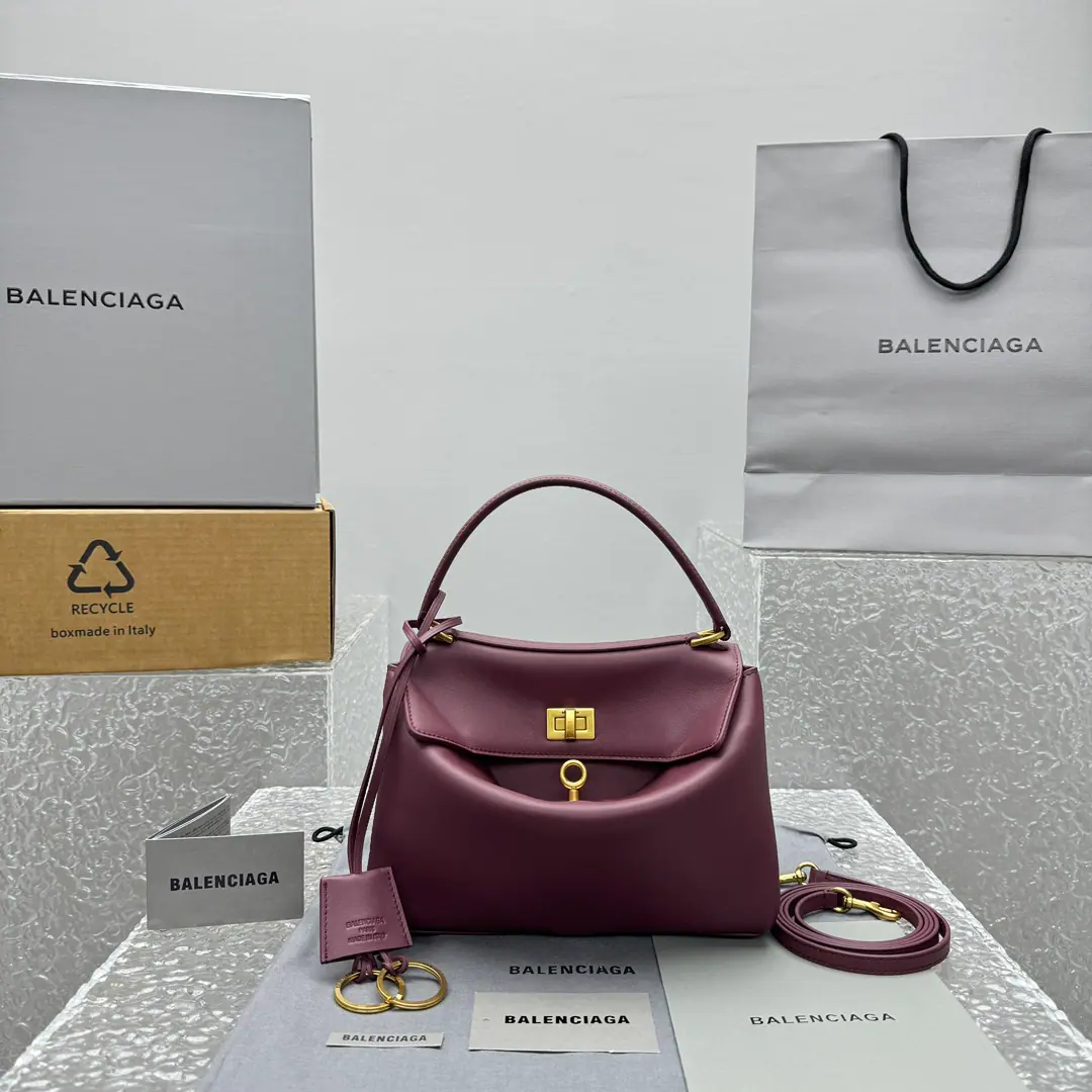 【Mini-red.】 𝐁𝐀𝐋𝐄𝐍𝐂𝐈𝐀𝐆➰𝐑𝐎𝐃𝐄𝐎 Handbag. The new money can be said to be the top., Some of them are monotheistic., Recreate a new style., The laziness of the fascination is not against the Parisian family., I'm not getting any taste., The leather looks super-quality., Black-modern stylish and fashionable., Three dimensions. - Yes, sir., Different sizes, Values and usages coexist with process, You can fit in with your hands around.～The color value goes straight out. Paragraph: 92866 Dimensions: Bottom23xHigh10xKuan8cmC168898