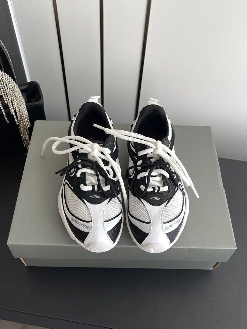 🏧𝐁𝐚𝐥𝐞𝐧𝐜𝐢𝐚𝐠𝐚Parisian. Official Sync New paragraph RaderSeries Old Leisure shoes. Sports shoes. The shoe surfaces are using space technology to connect to the3DPress Gradient Material Collapse Combining the sidebills of old processing and metal quality Shaping a strong visual shock Original open-cut double-colour rubber bottom. Codes: 35-40（40 41Do it.）