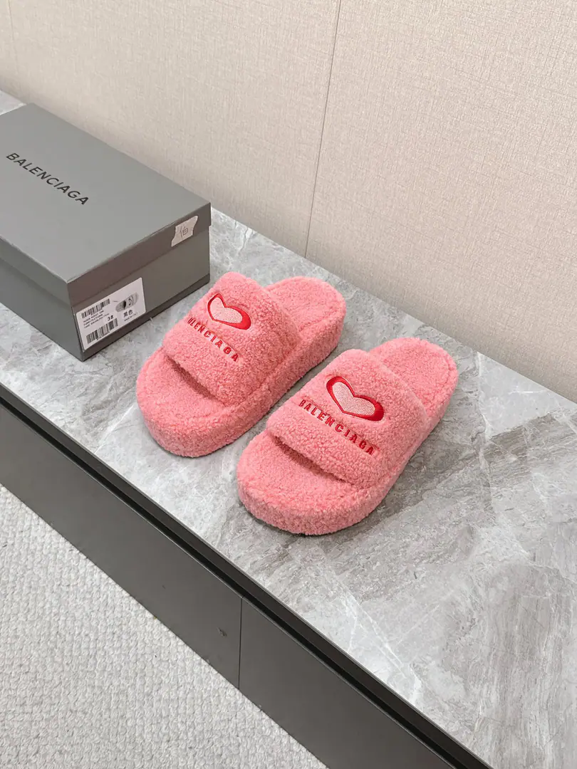 𝐁𝐀𝐋𝐄𝐍𝐂𝐈𝐀𝐆𝐀｜𝐒𝐒 𝐧𝐞𝐰 BalenciagaParisian. New couple tow Love embroidered stubbles, cotton-coated slippers. Top Version🔝The Parisian family is so hot. Couple size. Fashion Fairy and the Euro-American Star Lover. Provision for winter The fashion is not over-optimal. ♡show details Shoe slanting, cotton-grew. A special fluffy softness., Skin. I feel so comfortable. A fine hand-sewing walk. EmbroiderylogoThe high-level is full. Original natural rubber smooth-for-brand grinding ground The new original package with the cabinet. Codes: 35-45 Male and Female