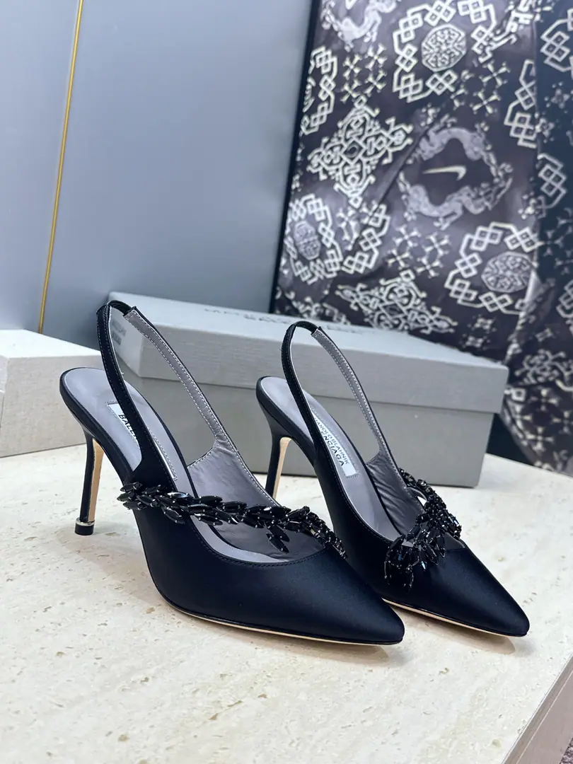 Plant prices Balenciaga Parisian.x MANOLO BLAHNlK 2026Spring and summer combined with the new heels. MBLetterlogoThe pointy water drills the sandals behind the barber button. Material:The shoe is a silky little thing to come in.+In the skin of the sheep.+Import Australian drilling+Italy is a big-ass country. Size:34-42（34:40:41:42Custom without re-offer） He's tall.:9.5CM