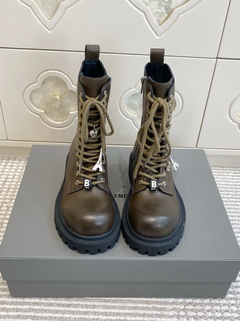 Batch 🐳BalenciagaParisian.·The old man's big, thick, fat, martin boots.｜Sweet Autumn King. Old cow skins from the ancient times., ♪ Round-headed shoes ♪, The upper foot is thin and the upper foot is not lean. Coarse leash.+BLetter lock, A metal locket with a tower., The mood detail is full. Side zipper inside., No need to untie your shoes., It's a great job to wear it. Slurping teeth against the thick bottom., # Sneak up #, You're not tired of walking. size: 35-39（40.41Do it.）