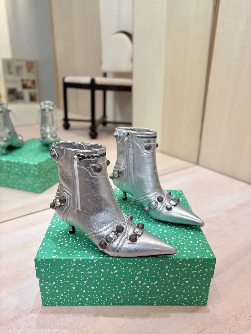 Price: BalenciagaParisian. Cagole High boots. The multi-coloured heavy-worker nails point their heads over their knees.✨ A lot of bright matching colors., High-level eye-sucking of bright skin. Metal nails make cool, personality., Slight and long legs. Salt is sweet enough to fit in with all kinds of clothes., You're so hot, you're so hot. The fall and winter suit just needs it., It's easy to unlock the back rate.🖤 Shoe.: Imported cattle skin Uchi.: Bullskins. Otsumi!: Italian skin. He's tall.: 5cm Codes: 35-39（34.40.41.42 I'll make sure I don't change it.） Data36HQ high15.5cm Every code difference+0.5, Perimeter25cmThe wideest position per code difference+0.5