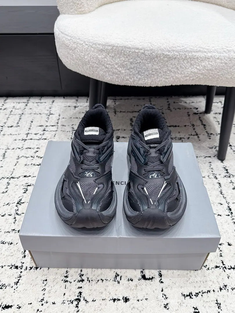 #Couple money. Parisian.Balenciaga 26/ Spring and summer's latest father's shoes. Sports shoes Using iconic deconstructivator designs Undefined Cut Out-of-the-sew and top-of-the-line mesh structures It's a great future.“The wind is broken.”Model Information label on the outside of the shoe tongue The back heel has all the marks.JetThe series has achieved light quantitative innovation I took care of my old shoe weight., I'm not sure I can't handle it. The upper foot's a great deal more comfortable. I can do my daily commutes and even exercise.holdStay. These shoes are getting more effective., With straight jeans., You can easily create a street coolness with your sweatshirts or your gym pants. ✔️Fabulous.: Bullskins./Airnets. ✔️Uchi.: Original custom fabric ✔️Otsumi!: Original version to open ✔️Size: 35-46（Women40 Men45 46Do it.）