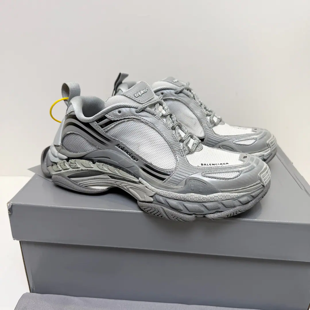NiceVersion Balenciaga Triple S.2 GradientA unique, loose front. These shoes are old and future-sweet old-fashioned. Dirty gray gradually.+Decoder the soles of shoes, Bring yourself a high-quality one.“Industrial waste” Up your upper foot., And weld the streets to your feet. With big legs., Work pants., You wear it all you want. • Old gray., Triple SStep Expressions • Deconstruct the thick bottom, Step on the front. • Waste soil aesthetics, A pair of shoes. • It's a great sense of excellence., FromTriple S.2 In the soles of the layered shoes., It's a romantic way of deconstructing.. Put it on., The vanguard of the earthy art of waste., ♪ In every step of the day ♪. Size35-45