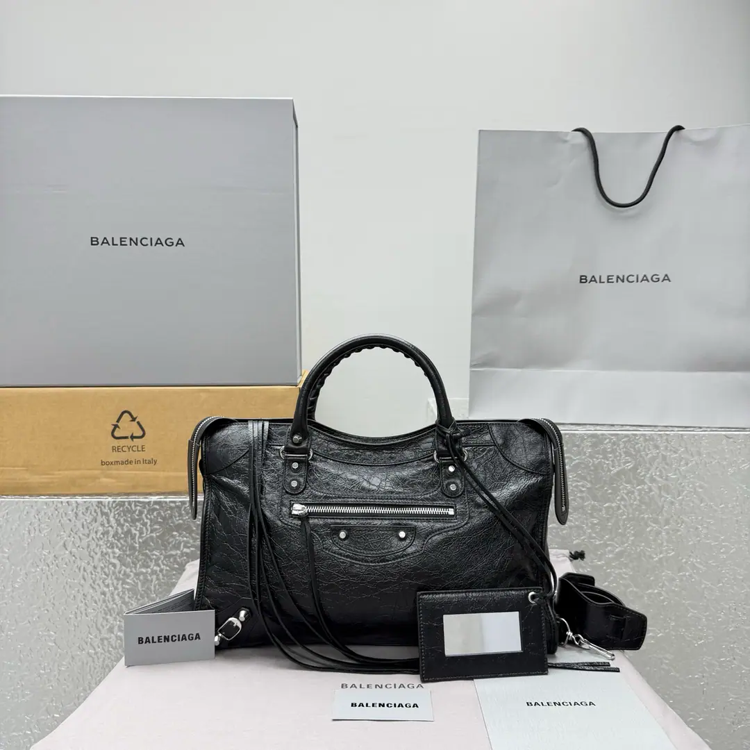 ｛Medium-sized wax black./Silver button.｝ 𝐁𝐀𝐋𝐄𝐍𝐂𝐈𝐀𝐆➰Le City 26 Spring and summer, new car. A self-smoking oily-skinned car bag., It's a classic that never goes out of time in the closet.. Old gold buttons., Signal flow of suction, It's perfect to combine the regeneum with the coolness.. Soft touch mix is a very inclusive one., Telecommuting, You can ride like a man., Capacity Online, Colour value versus utility, It's a quality bag that can carry it all the way.. Paragraph: 92404 Medium Size: Bottom 38.5x High 24x Kuan 15cm C1688128