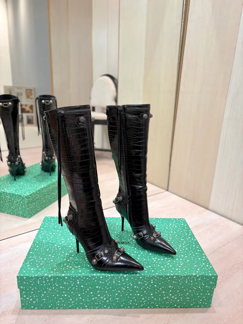 Price: BalenciagaParisian. Cagole High boots. The multi-coloured heavy-worker nails point their heads over their knees.✨ A lot of bright matching colors., High-level eye-sucking of bright skin. Metal nails make cool, personality., Slight and long legs. Salt is sweet enough to fit in with all kinds of clothes., You're so hot, you're so hot. The fall and winter suit just needs it., It's easy to unlock the back rate.🖤 Shoe.: Imported cattle skin Uchi.: Bullskins. Otsumi!: Italian skin. He's tall.: 9.5cm Codes: 35-39（34.40.41.42 I'll make sure I don't change it.） Data36HQ high36cm Every code difference+0.5, Perimeter36cmThe wideest position per code difference+0.5