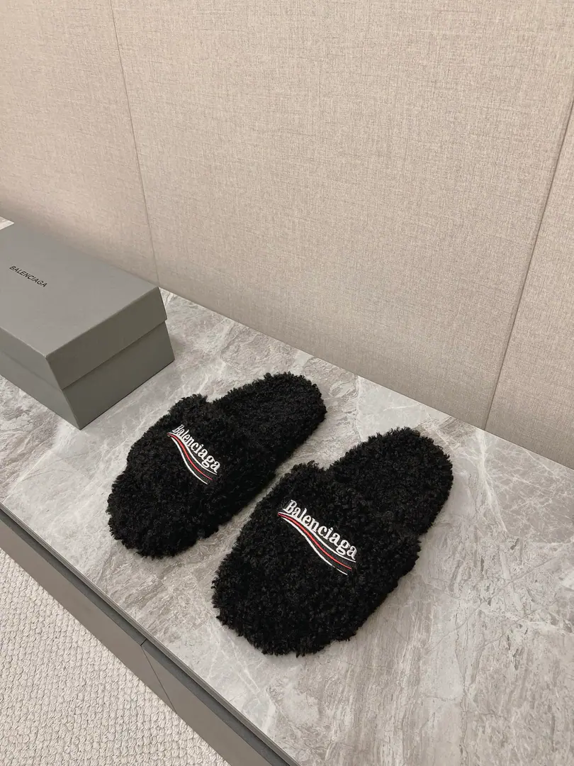 𝐁𝐀𝐋𝐄𝐍𝐂𝐈𝐀𝐆𝐀｜𝐒𝐒 𝐧𝐞𝐰 BalenciagaParisian. New couple tow Coke embroidered cotton-coated slippers Top Version🔝The Parisian family is so hot. Couple size. Fashion Fairy and the Euro-American Star Lover. Provision for winter The fashion is not over-optimal. ♡show details Shoe slanting, cotton-grew. A special fluffy softness., Skin. I feel so comfortable. A fine hand-sewing walk. EmbroiderylogoThe high-level is full. Original natural rubber smooth-for-brand grinding ground The new original package with the cabinet. Codes: 35-45 Male and Female