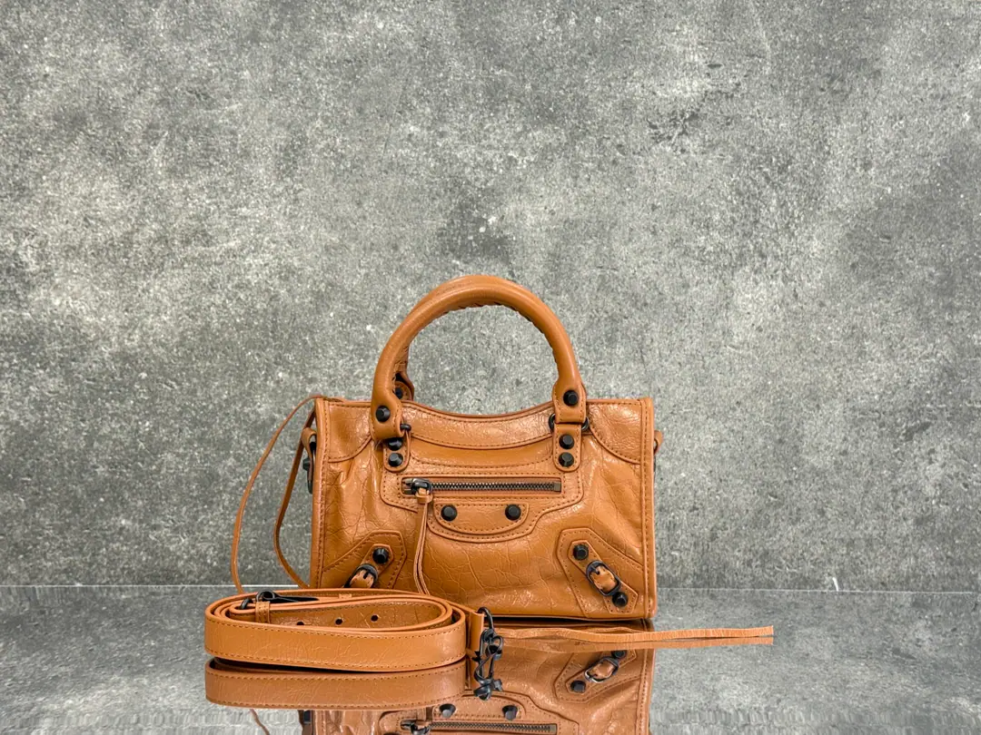 Balenciaga city Mini Camel/Black button Classic motorcycle. The Parisian family's most symbolic handbag.Le CitySeries✴️The series is back in strength. Rehearsal👜A little different from the classic series, the mirror and the bag were removed., The shoulder belt is better designed for slashing.～The minor details make the whole body more light.🌬️The new Macalun is especially suited to spring and summer.🌱A sweet, handsome, smooth-looking collision system. Fashion touch is available. Paragraph: 0624 M Large size: Long37 x High23.4 x Kuan15centimetres S Medium Size: Long30 x High20 x Kuan 10centimetres miniSize of the trumpet: Long23 x High15 x Kuan 10centimetres