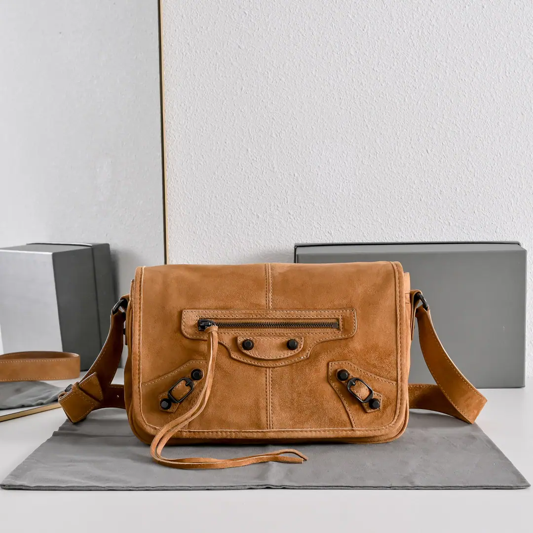 The Pubas are the same-sex vans., The fur welds the classic locomotive ponker with the utility mail., Colours: Caramel.