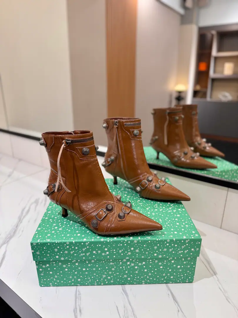 ￼ Plant price: BalenciagaParisian. Cagole High boots. The multi-coloured heavy-worker nails point their heads over their knees.✨ A lot of bright matching colors., High-level eye-sucking of bright skin. Metal nails make cool, personality., Slight and long legs. Salt is sweet enough to fit in with all kinds of clothes., You're so hot, you're so hot. The fall and winter suit just needs it., It's easy to unlock the back rate.🖤 Shoe.: Imported cattle skin Uchi.: Bullskins. Otsumi!: Italian skin. He's tall.: 5cm Data36HQ high15.5cm Every code difference+0.5, Perimeter25cmThe wideest position per code difference+0.5