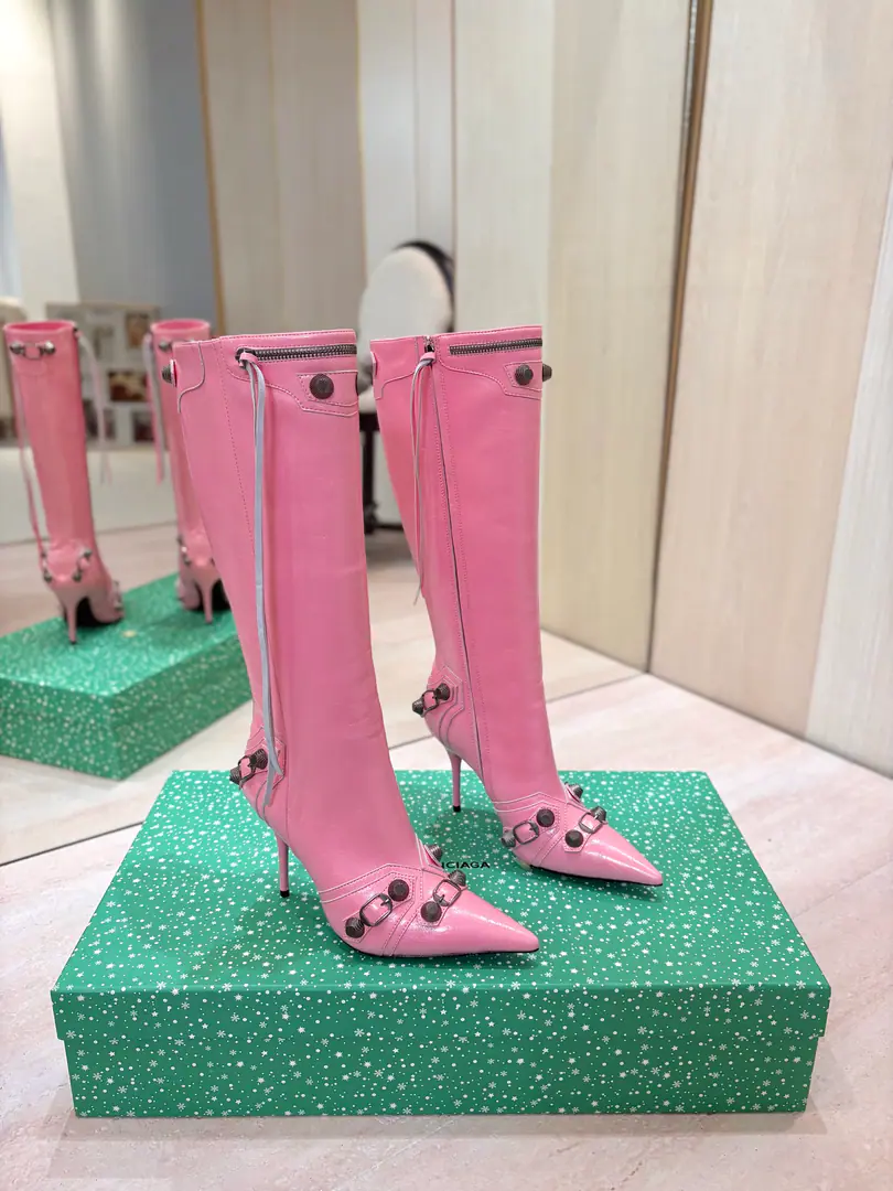 Price: BalenciagaParisian. Cagole High boots. The multi-coloured heavy-worker nails point their heads over their knees.✨ A lot of bright matching colors., High-level eye-sucking of bright skin. Metal nails make cool, personality., Slight and long legs. Salt is sweet enough to fit in with all kinds of clothes., You're so hot, you're so hot. The fall and winter suit just needs it., It's easy to unlock the back rate.🖤 Shoe.: Imported cattle skin Uchi.: Bullskins. Otsumi!: Italian skin. He's tall.: 9.5cm Codes: 35-39（34.40.41.42 I'll make sure I don't change it.） Data36HQ high36cm Every code difference+0.5, Perimeter36cmThe wideest position per code difference+0.5