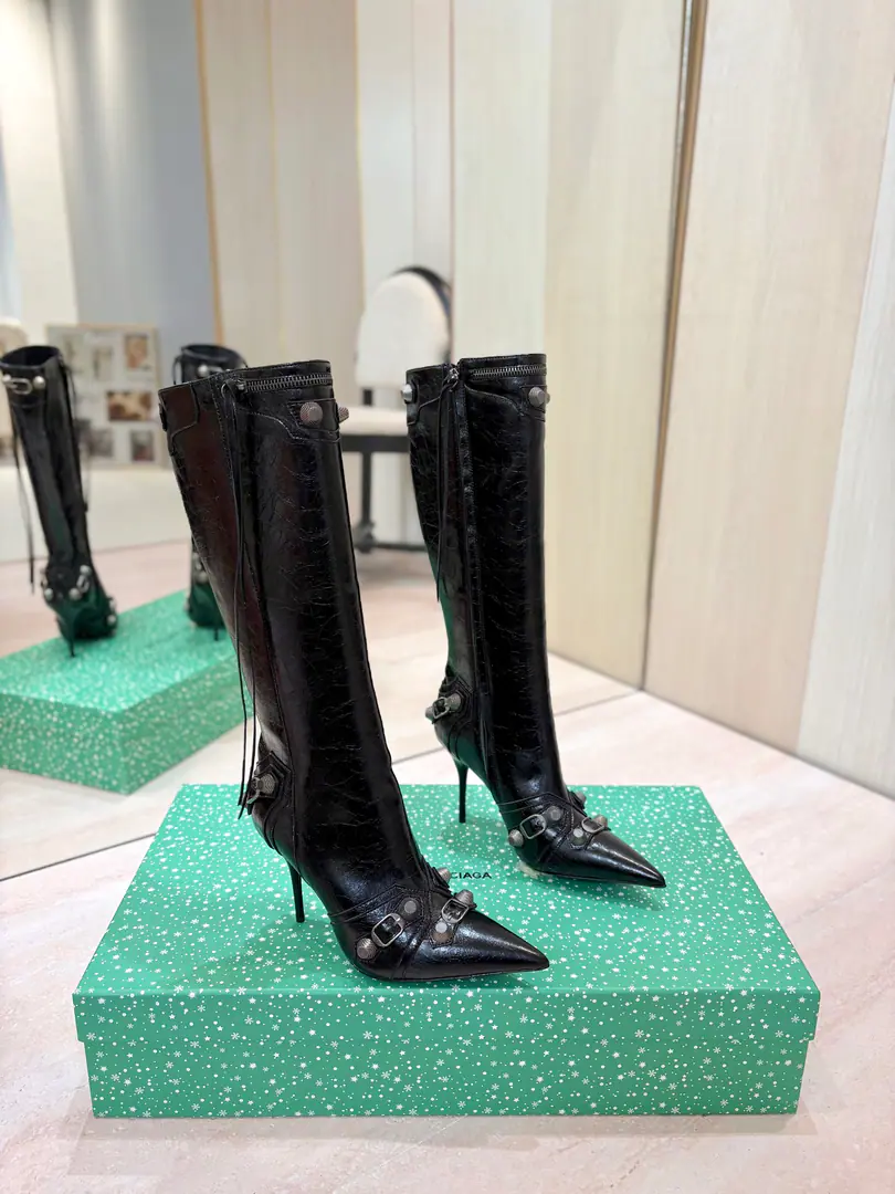 Price: BalenciagaParisian. Cagole High boots. The multi-coloured heavy-worker nails point their heads over their knees.✨ A lot of bright matching colors., High-level eye-sucking of bright skin. Metal nails make cool, personality., Slight and long legs. Salt is sweet enough to fit in with all kinds of clothes., You're so hot, you're so hot. The fall and winter suit just needs it., It's easy to unlock the back rate.🖤 Shoe.: Imported cattle skin Uchi.: Bullskins. Otsumi!: Italian skin. He's tall.: 9.5cm Codes: 35-39（34.40.41.42 I'll make sure I don't change it.） Data36HQ high36cm Every code difference+0.5, Perimeter36cmThe wideest position per code difference+0.5