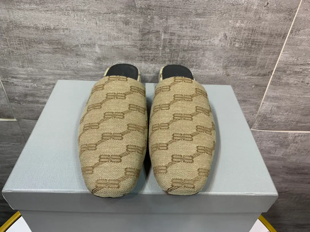 🔥🔥🔥BALENCIAGALatest Top Version High-end contour and moller's shoes., That's a real leather slipper., Original version 1-to-1 development, Requisition level Shoe-faced material, Top-level original imported cow-surface, Shoes surface float letter microscript A unique English fashion wind. The insides are top-of-the-art. Original Speculation Proprietary Size 39-46（38,4546No. No. No.）