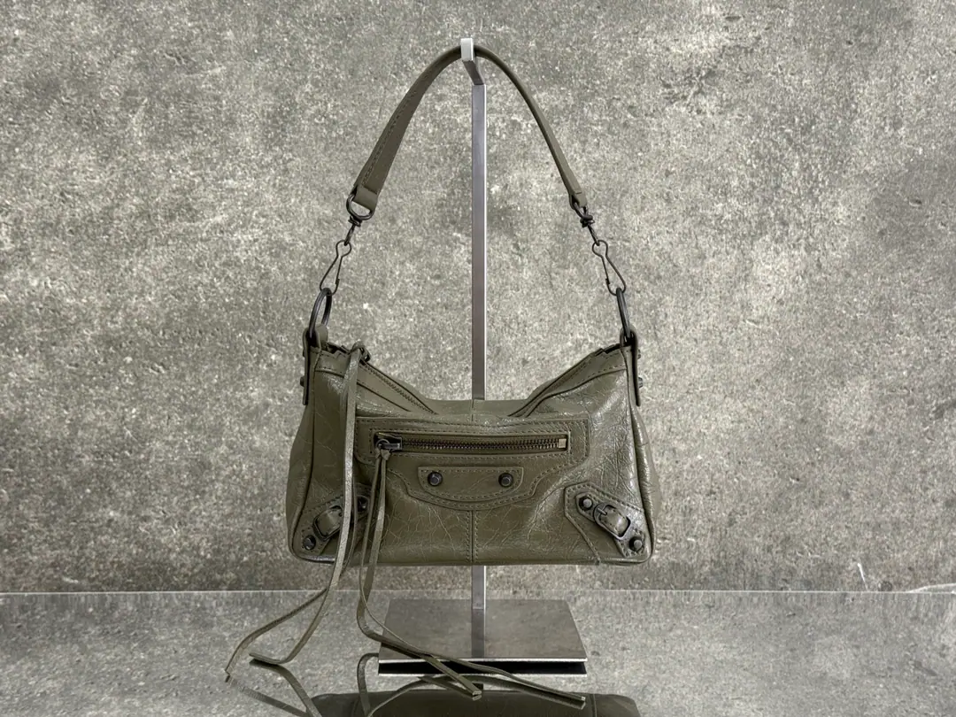𝗕𝗔𝗟𝗘𝗡𝗖𝗜𝗔𝗚𝗔*𝗟𝗘 𝗖𝗜𝗧𝗬 𝗠𝗼𝘁𝗼 Le City MotoHandbag., First ShowBalenciagaWinter25A series of commercials., By the fashion photographer. Juergen TellerShoot!. New package mixable adjustable to demune the cash shoulder belt, Give a polyback to the others🎒 The skin of the lamb is invincible., The hardware is full of details.⛓️Whether you like the atmosphere or not., Still a touch., This one.motoIt's not gonna be a disappointment.~ Encoding: 0904 Dimensions: Long22.5 x High15 x Kuan9.5centimetres