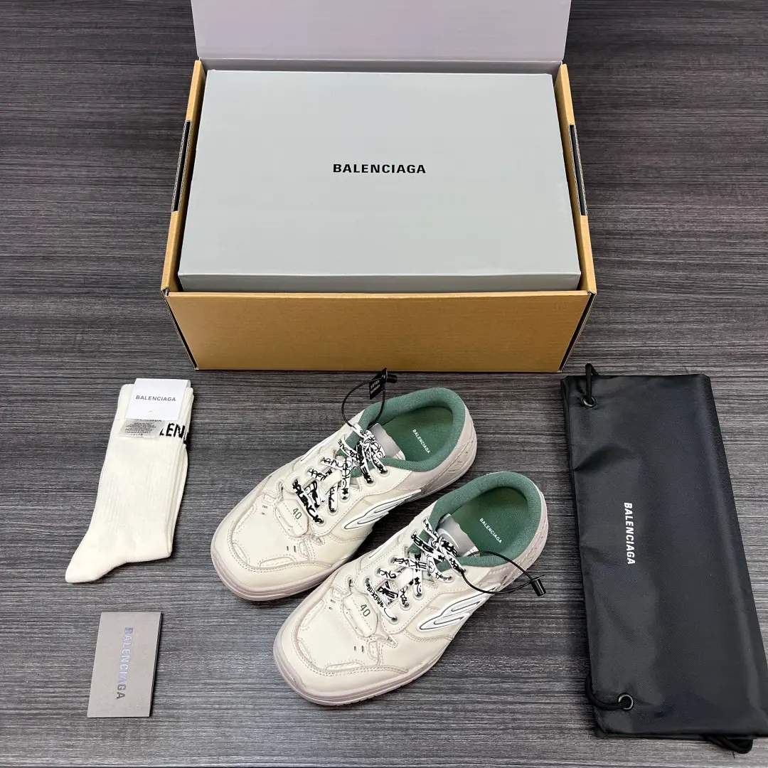 Pure versionBalenciaga Hamptons SneakerThe Parisian family's 18 generations of sneakers.. I'm gonna keep on running and running and making old dad's shoes., Shoes are ester-based., nylon., TPU and polyurethane, It's a step up from the surface and the comforts., The shoes are full of old marks., Rust edge The naked line., Asymmetric details and scratches, etc., Creates a retrograde style Packaging:Packing of the full set of accessories for the reinforced aircraft Codes:35-46Code(One size larger.）