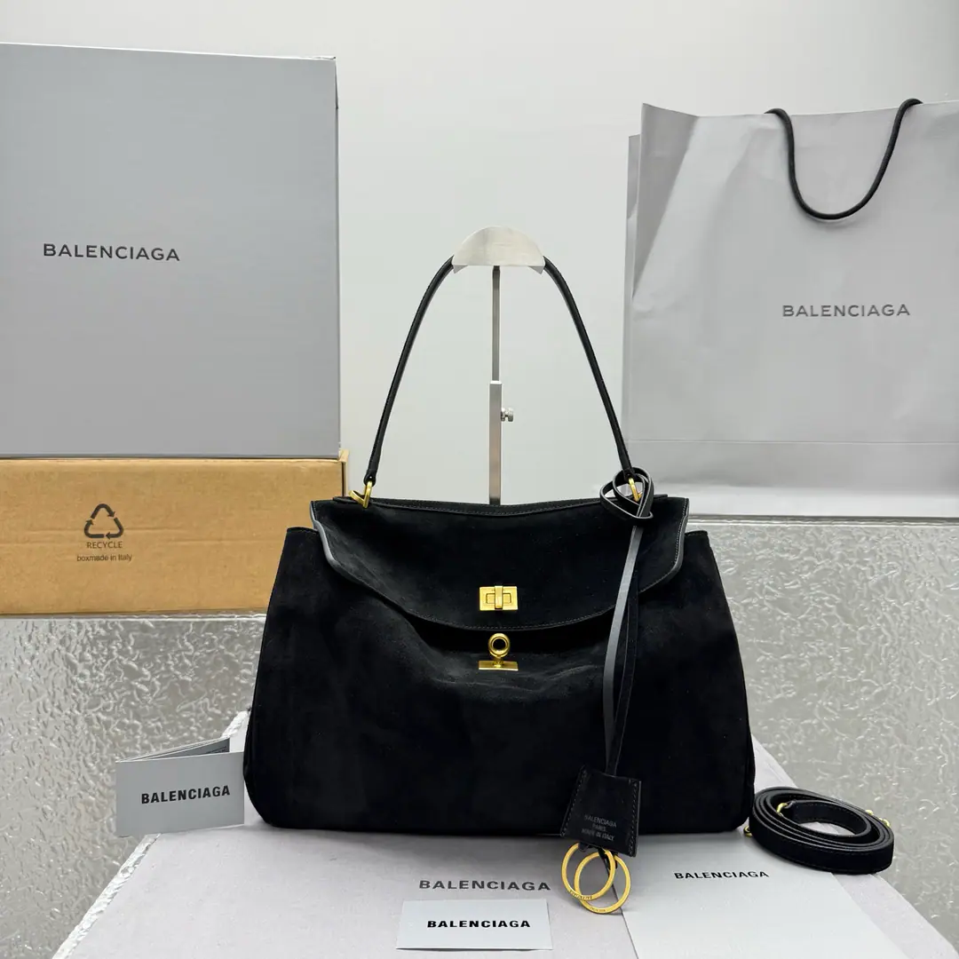 ｛Medium-middle sand black.｝ 𝐁𝐀𝐋𝐄𝐍𝐂𝐈𝐀𝐆➰𝐑𝐎𝐃𝐄𝐎 Handbag. The Parisian family is right at first sight.rodeoYou're gonna have to take a hard time with your purse. The color of autumn and winter is full of skin., A simple metal button., It's easy and it's not a waste of time., High-capacity design is too suitable for commute or travel, It's like a back.“Advanced”Welded it on you.～ Paragraph: 92866 Medium Size: Bottom35xHigh23xKuan11cm C1688148