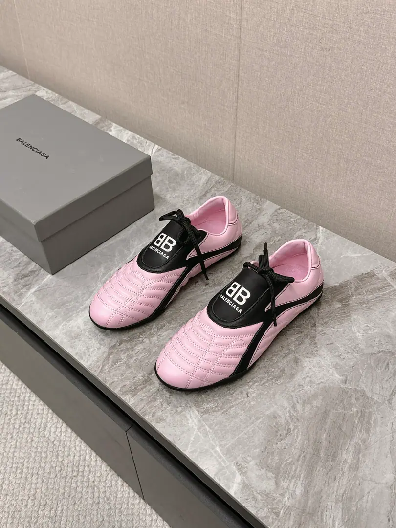 BalenciagaParisian baseball shoes. Original procurement development Make the goods. The latest Parisian hides the smurfed diamond stripes. Soft calf skins and classic doubles.logoThe most ancient feeling is the most colorful black and white. A leisure shoe that girls must have in this year. Shoe bottom design Super soft. And bring the fine packaging to the counter.🛍📦 ▪️ Fabulous.: Original customized calf pegs ▪️ Uchi.: Imports of custom cattle skins ▪️ Shoes under the sole.: The original model of the rubber floor. ▪️ Size: Female35-40