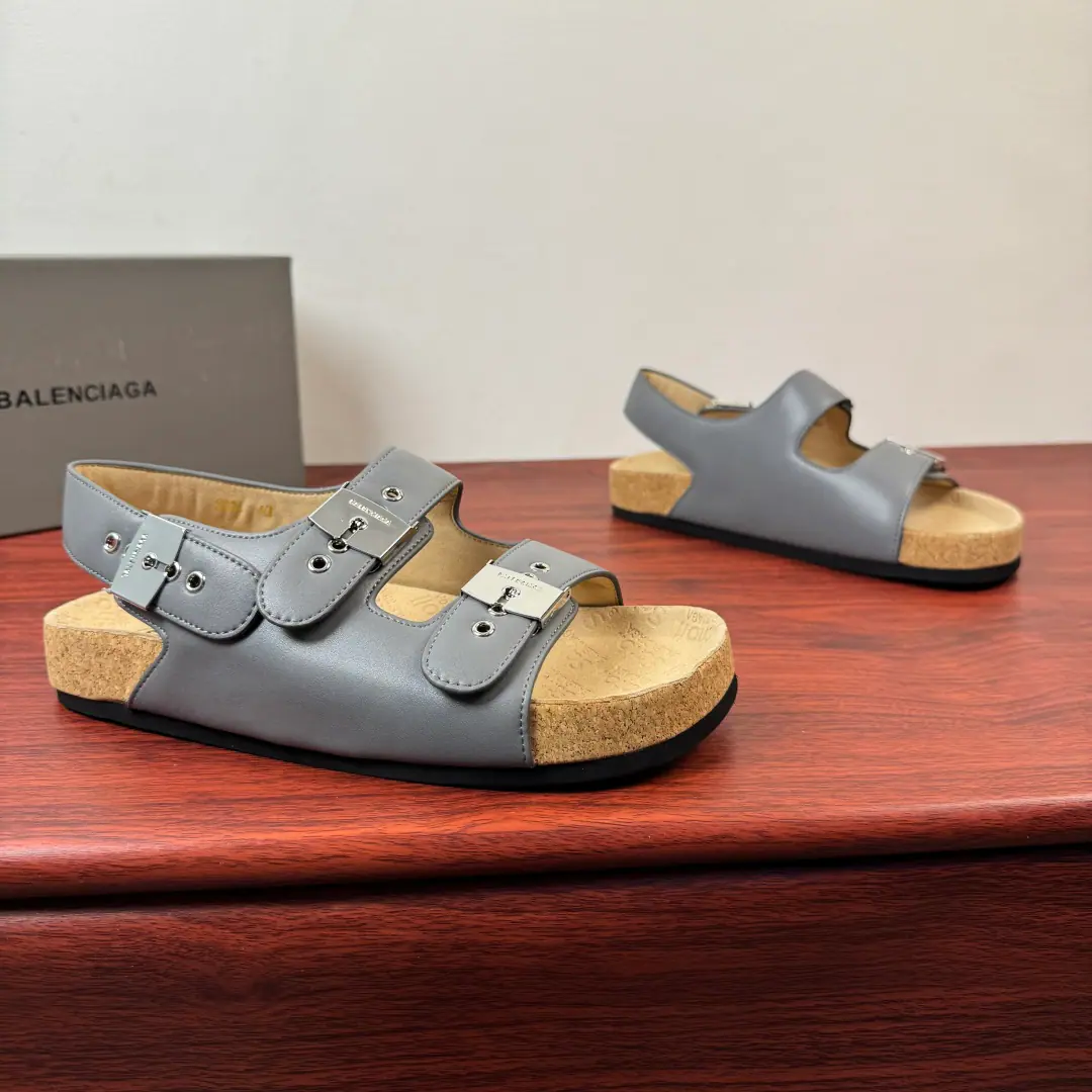 BALENCIAGA I SCHOLLA man's flat-floor sandal. BALENCIAGA withSchollA co-made pair of sandals., SchollIt's called foot health and comfort., This sandal is a practical and fashionable thing., Three smooth little cow leather shoes., Simplified design+Metal buttons are so easy to adjust., Put it on.SchollandBalenciagaMarking. The soles of the bodywork shoe., Soft wood at the bottom, Use of grinding rubber on the outside, It's all over it.SchollandBalenciagaMarking, It's light and comfortable., I'm not tired of wearing it for a long time., Show your toes and let's get some air., Summer is perfect., ♪ For the beach ♪, I can handle it easily., It's a summer shoe cabinet. It's a 100-pack.! Size: 39-40-41-42-43-44 Standard leather shoe size.（38/45/46I'll make sure it's not changed.）