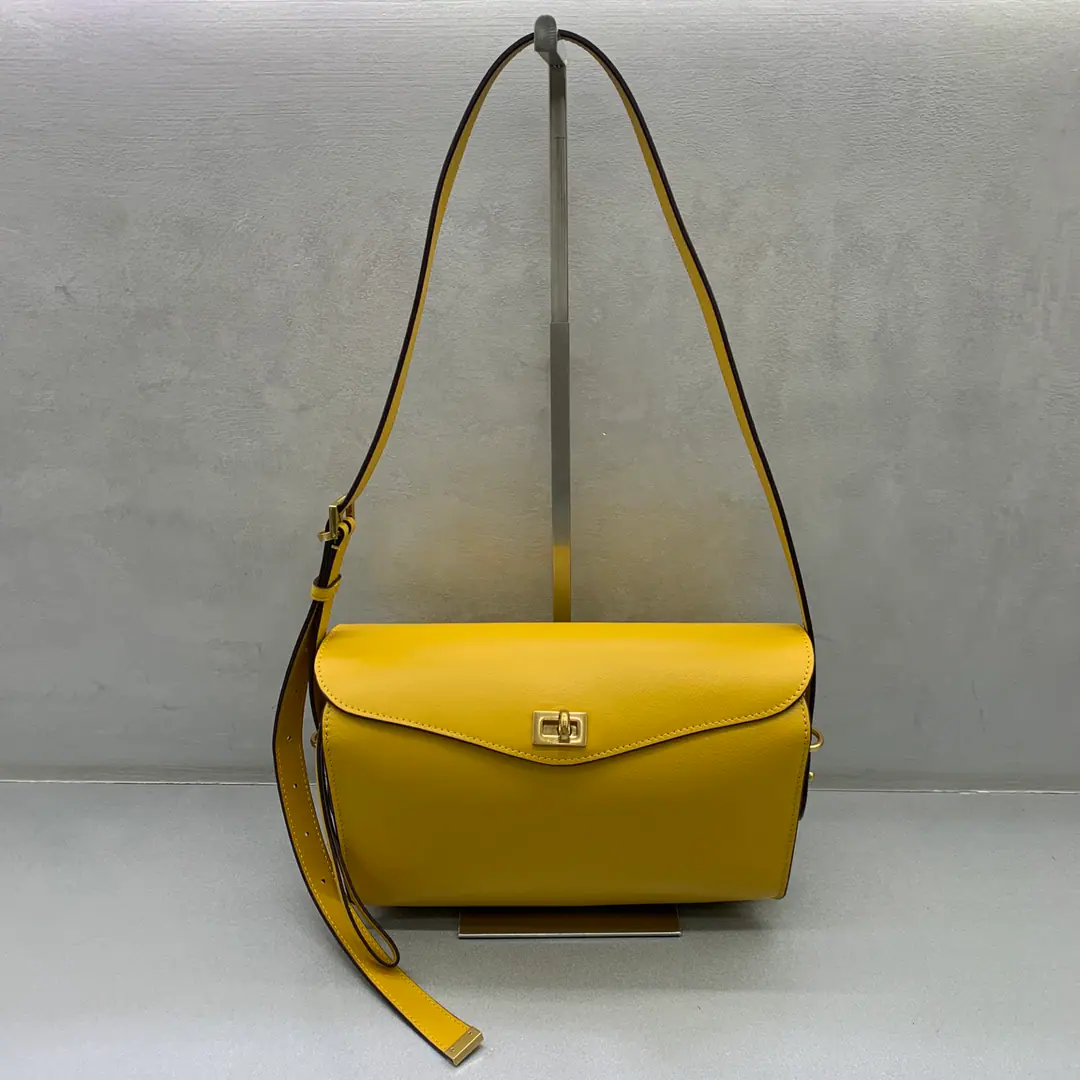 𝗕𝗮𝗹𝗲𝗻𝗰𝗶𝗮𝗴𝗮*𝗟𝗲𝟳【Yellow】 Balenciaga LE 7Coming!👋🏻👋🏻👋🏻It's a very smooth bag., The whole guy looks easier and more styled after the back.👜Not too formal., And it's not too casual., It's just between the day and the day.. This bag, which is not clearly seasonal, is more durable., And it's easier to be the one that day carries.🛍️🛍️ Model: 86811180 Dimensions: Long26.0 x High13.5 x Kuan10.0centimetres