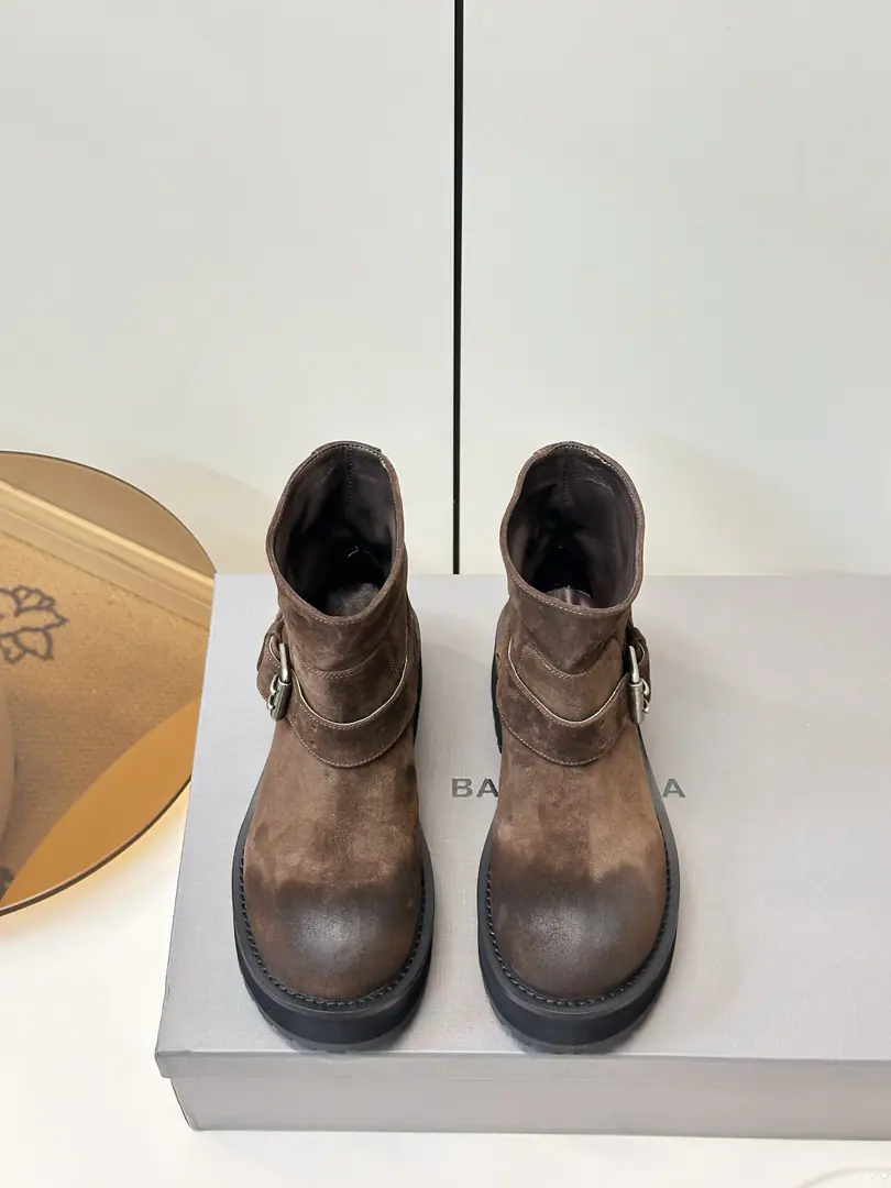 Balenciaga｜The Parisian family's used to be a couple's bike boots. Poison boots.（Men+10） 26The coolest venom boots of the year.！ Dark engine wind.！I'm going out to blow up the air field. Original plant data-Original1:1Restore Details The venom boots are designed to be extremely recognizable., A sharp line with a metal button., Every detail is clear.BalenciagaThe front-line attitude.. Leather senses are multiplying., The light is full of luxury., The feet are more comfortable and more specific.. Whether with a pair of jeans, it shows the street's coolness., Or something else., It's all easy.holdStay.. Put it on., You're the most snorting thing on the street., A perfect interpretation of fashion. Fabulous.: Customizes the natural skins of a cow with a dumb face./Old cow revel. Uchi.: Customize light cow skin - It's a hardware.: Customize pure copper dumb silver rads to make the old version Otsumi!: 3Layer Group-Real leather./Reloadable./Trail rubber outside Codes: Women35-39（40Freeze!）Men40-45（46Freeze!）