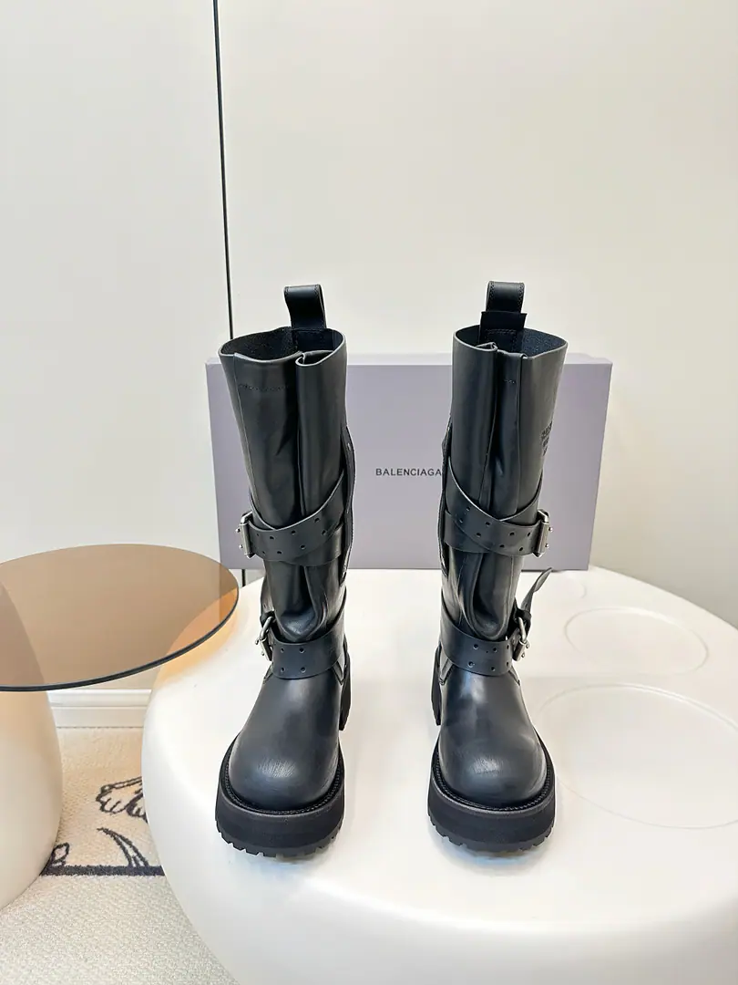 Balenciaga｜The Parisian family's used to be a couple's bike boots. Battle boots. Poison boots. （Men+10） 25The coolest venom boots of the year.！ Dark engine wind.！I'm going out to blow up the air field. Original plant data-Original1:1Restore Details The venom boots are designed to be extremely recognizable., A sharp line with a metal button., Every detail is clear.BalenciagaThe front-line attitude.. Leather senses are multiplying., The light is full of luxury., The feet are more comfortable and more specific.. Whether with a pair of jeans, it shows the street's coolness., Or something else., It's all easy.holdStay.. Put it on., You're the most snorting thing on the street., A perfect interpretation of fashion. Fabulous.: Customizes the natural skins of a cow with a dumb face./Do old sabotage. Uchi.: Customize light cow skin - It's a hardware.: Customize pure copper dumb silver rads to make the old version Otsumi!: 3Layer Group-Real leather./Reloadable./Trail rubber outside Codes: Women35-39（40Freeze!）Men40-45（46Freeze!）