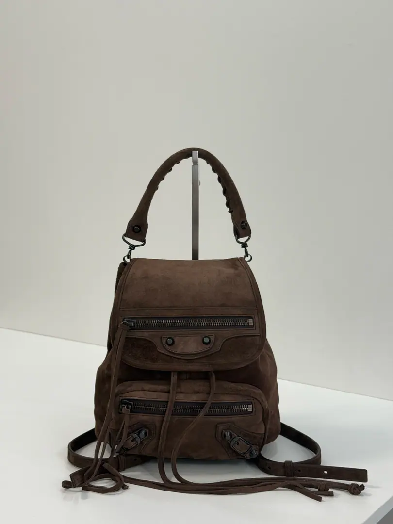Current🔥｛- It's a little bit of coffee.｝ 𝐁𝐀𝐋𝐄𝐍𝐂𝐈𝐀𝐆➰Le City Two-sleeved bag. The new double-sleeved scaffolded swirling cow skins are wearing old muscles., The soft-down, soft-and-sweet bag has a strong sense of weakness.. The logo black and blue gold., Double zipper pocket., With a skin of a skin., Truck element full. Handheld+Two-sleeved back belts are freely switched, Sweetness is a bad thing., Gentle and gentle.. Paragraph: 6338 Dimensions: Bottom 23x High 22x Kuan 11cm