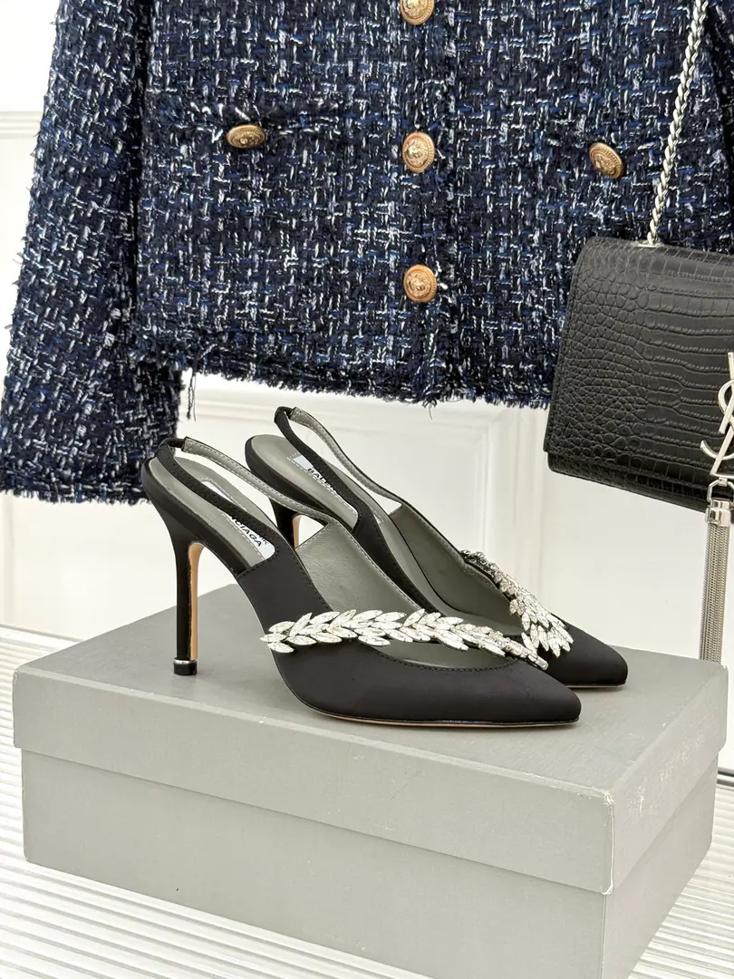 Plant price Balenciaga x Manolo BlahnikUnion funds 26WFNew crystal leaves, silk heels, slippers. The Parisian family is a new book called Morrow. The silky side is so soft. Asymmetric crystal leaves stint The pointy head and legs are long. 26WFIt's a very impressive term. Low-cut shoe mouths thin and thin. The sheep's skin is soft inside. The upper leg second becomes more expensive. With a suit and a dress. Every dinner can be handled. The first one is elegantly colliding with a high quality. The craftsman is so good at doing his job. Co-locate collection value The lazy guy is so careful. Who wears a big rich lady? No one's ever stepping on a thunderstorm. ♪ A touch of the atmosphere is filled with it ♪ It's so good to have a crowd without a hit. Details are hidden in a great deal of sophistication. Autumn and winter shoe cabinets with treasure money. Bringing home the girl's sense of her own. You know, you're all so good at this. You can't grind your feet if you wear them long. I'll never regret it.！ Fashion custom silk The inside feet are all sheep's skin. Italian imports are so thick. size: 35-39（40/41Custom） Numbering: 95620260702