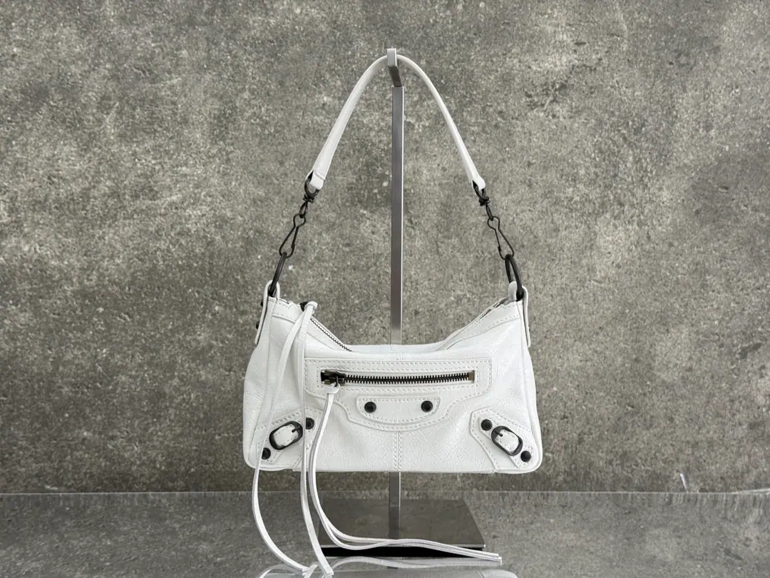𝗕𝗔𝗟𝗘𝗡𝗖𝗜𝗔𝗚𝗔*𝗟𝗘 𝗖𝗜𝗧𝗬 𝗠𝗼𝘁𝗼 Le City MotoHandbag., First ShowBalenciagaWinter25A series of commercials., By the fashion photographer. Juergen TellerShoot!. New package mixable adjustable to demune the cash shoulder belt, Give a polyback to the others🎒 The skin of the lamb is invincible., The hardware is full of details.⛓️Whether you like the atmosphere or not., Still a touch., This one.motoIt's not gonna be a disappointment.~ Encoding: 0904 Dimensions: Long22.5 x High15 x Kuan9.5centimetres