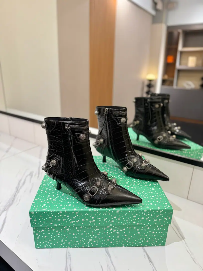 ￼ Plant price: BalenciagaParisian. Cagole High boots. The multi-coloured heavy-worker nails point their heads over their knees.✨ A lot of bright matching colors., High-level eye-sucking of bright skin. Metal nails make cool, personality., Slight and long legs. Salt is sweet enough to fit in with all kinds of clothes., You're so hot, you're so hot. The fall and winter suit just needs it., It's easy to unlock the back rate.🖤 Shoe.: Imported cattle skin Uchi.: Bullskins. Otsumi!: Italian skin. He's tall.: 5cm Data36HQ high15.5cm Every code difference+0.5, Perimeter25cmThe wideest position per code difference+0.5