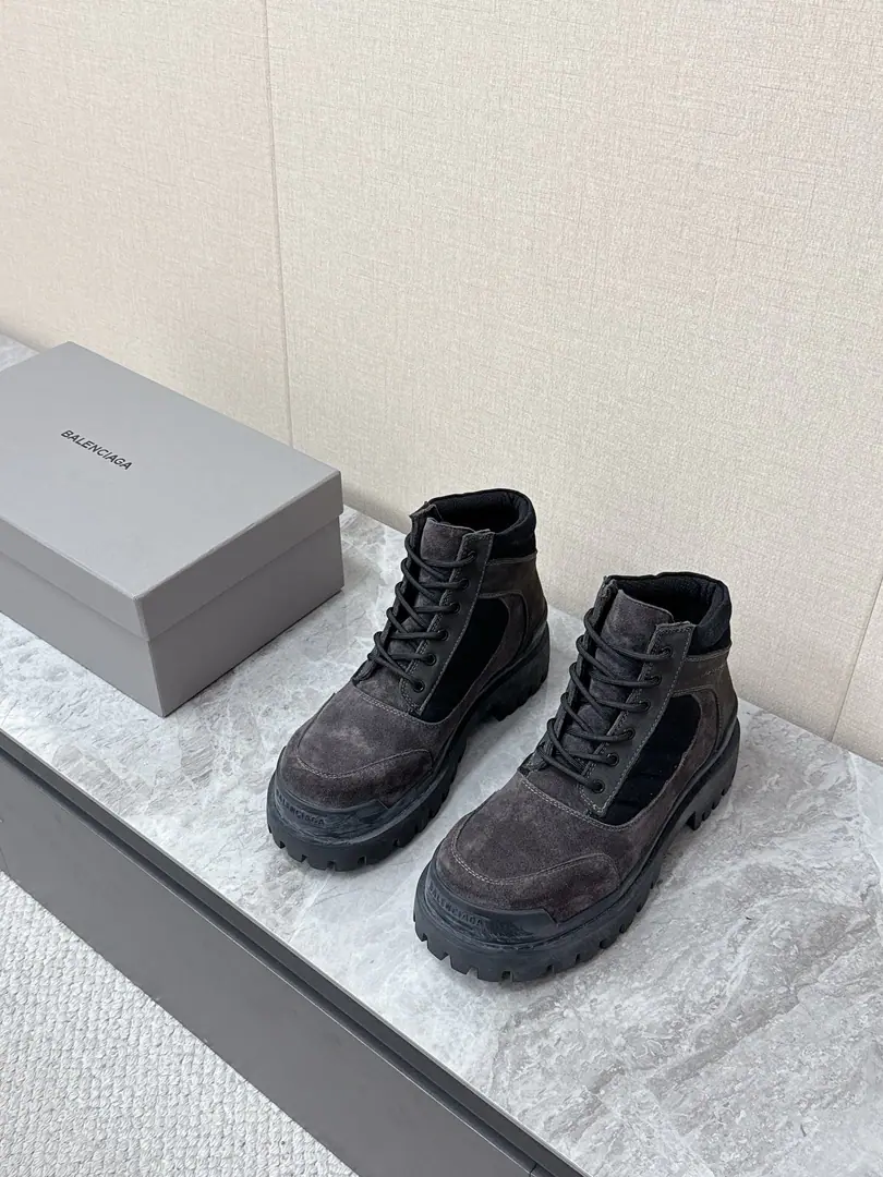 Parisian.BalenciagaThe latest couple's got a very good job with Martin boots. A superstar, red grass. The shoes are dark gray and revelry, skin., The quality of the past is old., Bringing old wear and tear to yourself, A brand-new wasteland., Goh Street aesthetics. The shoe is wrapped in black canvas./nylon, sew a strap., The shoe is wrapped in black fabric., Level rich., And I've raised my ankle. The shoe side is wearing a colored system.BalenciagaBranding, Keep your head down. Short-winded high-end gang design I'm more inclusive of legs., FitnessY2K, Takashi., Workload, The mountain system is a variety of styles. The old process gives every pair of shoes a unique regurgitation., It's made.“Old Money.”“- It's a wasteland.”The core of the shape. Original open-forming base code number: Women35-40 Men39-45