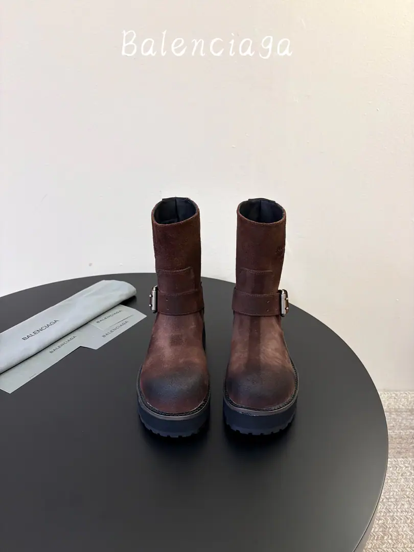 BalenciagaParisian venom.VenoShort boots. Please accept the high-level version. The boots are designed to be a man of the heart. Use the strapped and belt elements as a bright spot Not only can you put your boots firmly on your feet. It's easier to relax. On the details. Brand-marked old hardware is running through. The trick is to create a rejuvenated wear and tear., And it's a good way to be a man with a strong, solid, rubber-coated shoe. It's a good way to dress., It's a more comprehensive fashion and understanding.VenomHigh boots are definitely the fashion singles that we can't miss this season., It'll add a different charm to the fashion suit of the fans., ♪ Lead a new wave of style ♪ Boots height Shoe.: The head of the cow is used for the old process. (Only top quality.) Uchi.: Import watered cow skin Base Height5CM Original open-form real skins combined with large bottoms Size: 35-42(40-41Customize or not change)