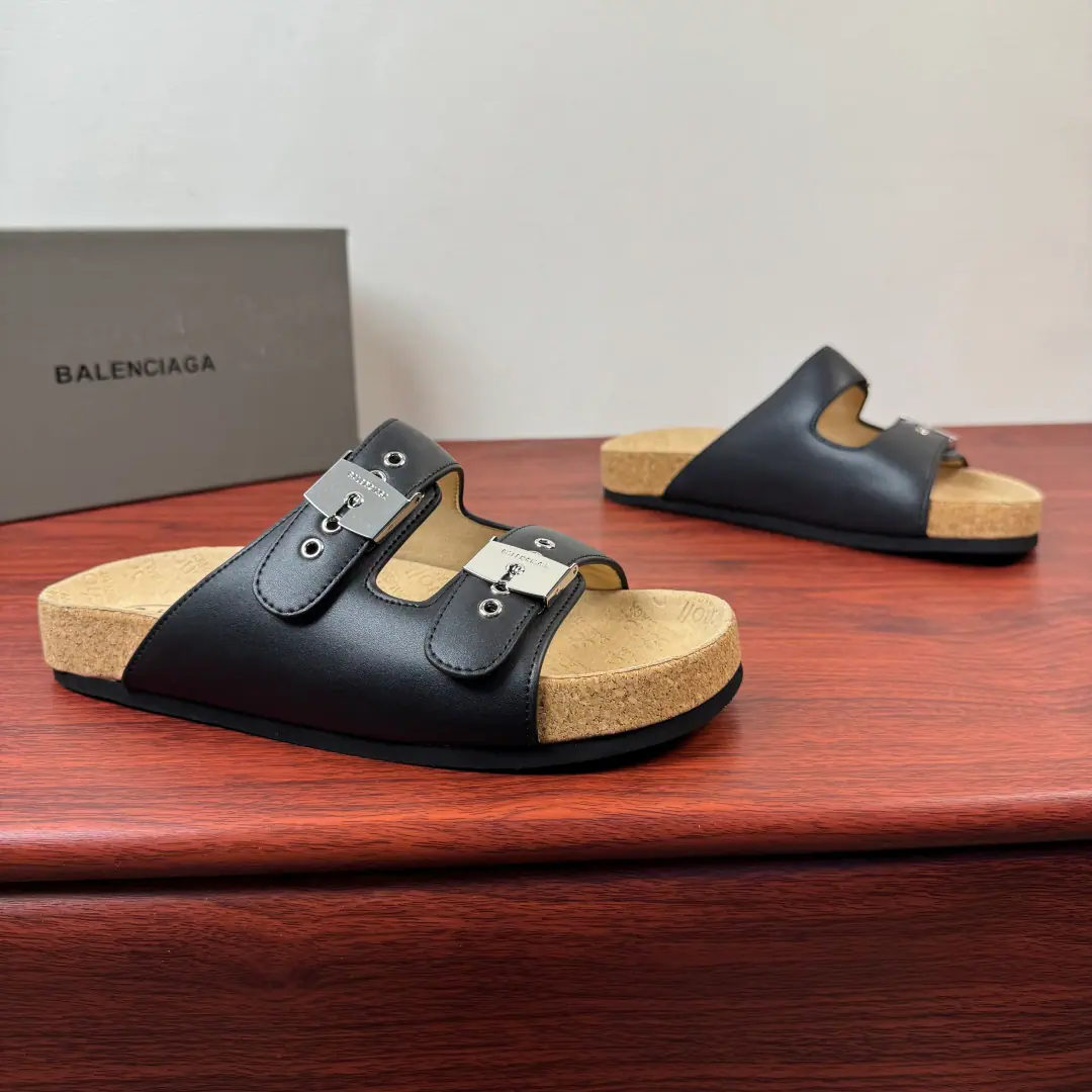 BALENCIAGA I SCHOLLA man's flat-floor sandal. BALENCIAGA withSchollA co-made pair of sandals., SchollIt's called foot health and comfort., This sandal is a practical and fashionable thing., Three smooth little cow leather shoes., Simplified design+Metal buttons are so easy to adjust., Put it on.SchollandBalenciagaMarking. The soles of the bodywork shoe., Soft wood at the bottom, Use of grinding rubber on the outside, It's all over it.SchollandBalenciagaMarking, It's light and comfortable., I'm not tired of wearing it for a long time., Show your toes and let's get some air., Summer is perfect., ♪ For the beach ♪, I can handle it easily., It's a summer shoe cabinet. It's a 100-pack.! Size: 39-40-41-42-43-44 Standard leather shoe size.（38/45/46I'll make sure it's not changed.）