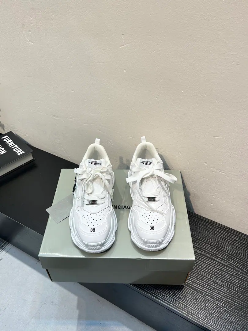 BalenciagaParisian., Couple money. Triple S Tape TypeIt's amazing. The shoe came from the highest of the classics., The flu is just full.！ Unique design, ♪ To be loved at first glance ♪, The street is a big shot of turning back., It's just fashion and practical.！ Don't hesitate., Get on with becoming a fashion man.！ Codes: 35-45