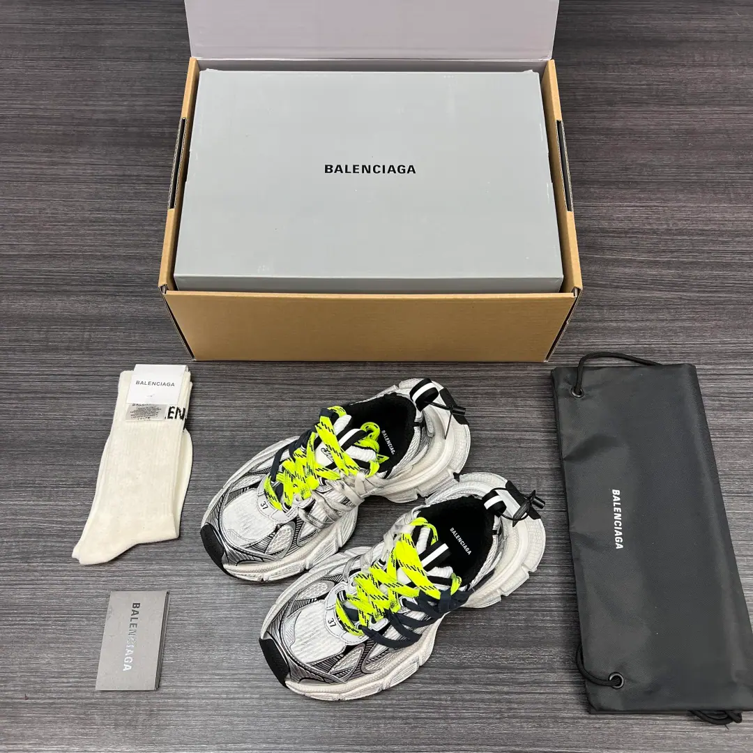 Pure versionBalenciaga Sideband. The Paris family is now making the old ten-generation strapped-up hip shoes. It's going on. Track Trainer The contour of the outdoors and the complex shoe-face structure., New version adds a component with a transparency belt in back-hear position, The shoes look more ancient.. Packaging: Packing of the full set of accessories for the reinforced aircraft！ Codes:35-46(One size larger.)Code！Aircraft box+10 Socks.+15