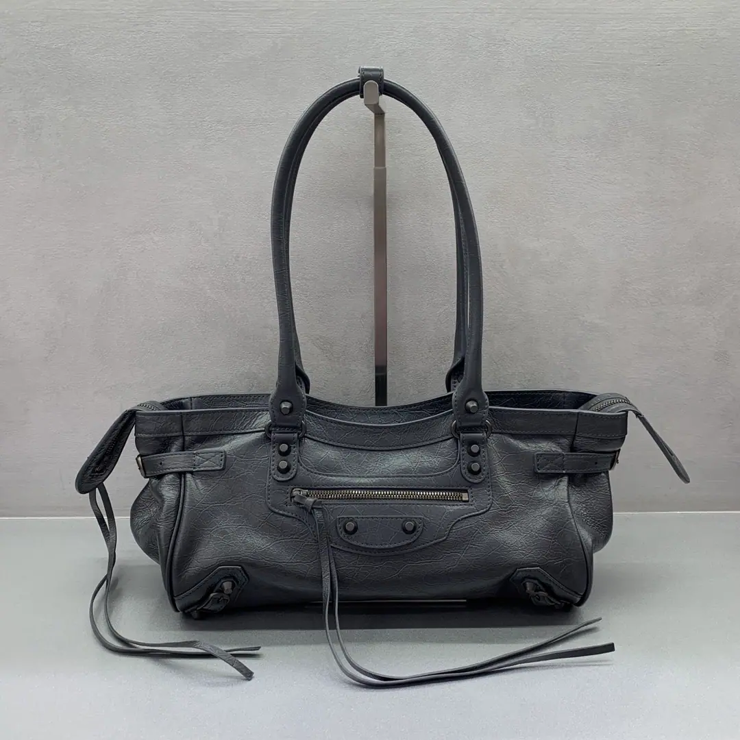 【Dark Grey】𝐁𝐀𝐋𝐄𝐍𝐂𝐈𝐀𝐆➰LE City Trans-Value Air Car Bag The latest package was originally released.Le City The size changes on the motorcycle., The original slanting package was changed to retro-popular. East-WestBack money.！It's so beautiful.~ The wax skin is a retrofilter., - It's a hardware., The details of the squirts. 👌Telecommuting, I'm snorting around the back., The suit., The suit key is a fashionable one.！ Paragraph: 8457041080 Dimensions: Bottom 31xHigh 19xKuan 9cm