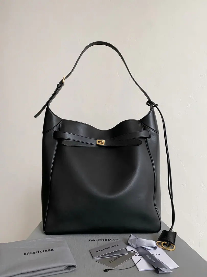 Explosive.🔥Big number.🖤 ba1enciaga bel air hoboPail beiair➕rodeo, Big hot ass. The whole series is on fire., One is more popular than the other. Half-speculated bucket bags are so aggressive. It's a little thick and soft. So the whole bag is all lazy and undisturbed. And it's not a long-term design. It's completely brainless. The commuters are eating so well, aren't they? I can have a fancy Tot bag for me.！ Just throw in all the computer water cups. Shoulder belts can be short., The armpits are slanted.ok Two dimensions are your choice., Let's go!！！ 43.9×39.8×14.9cm805758