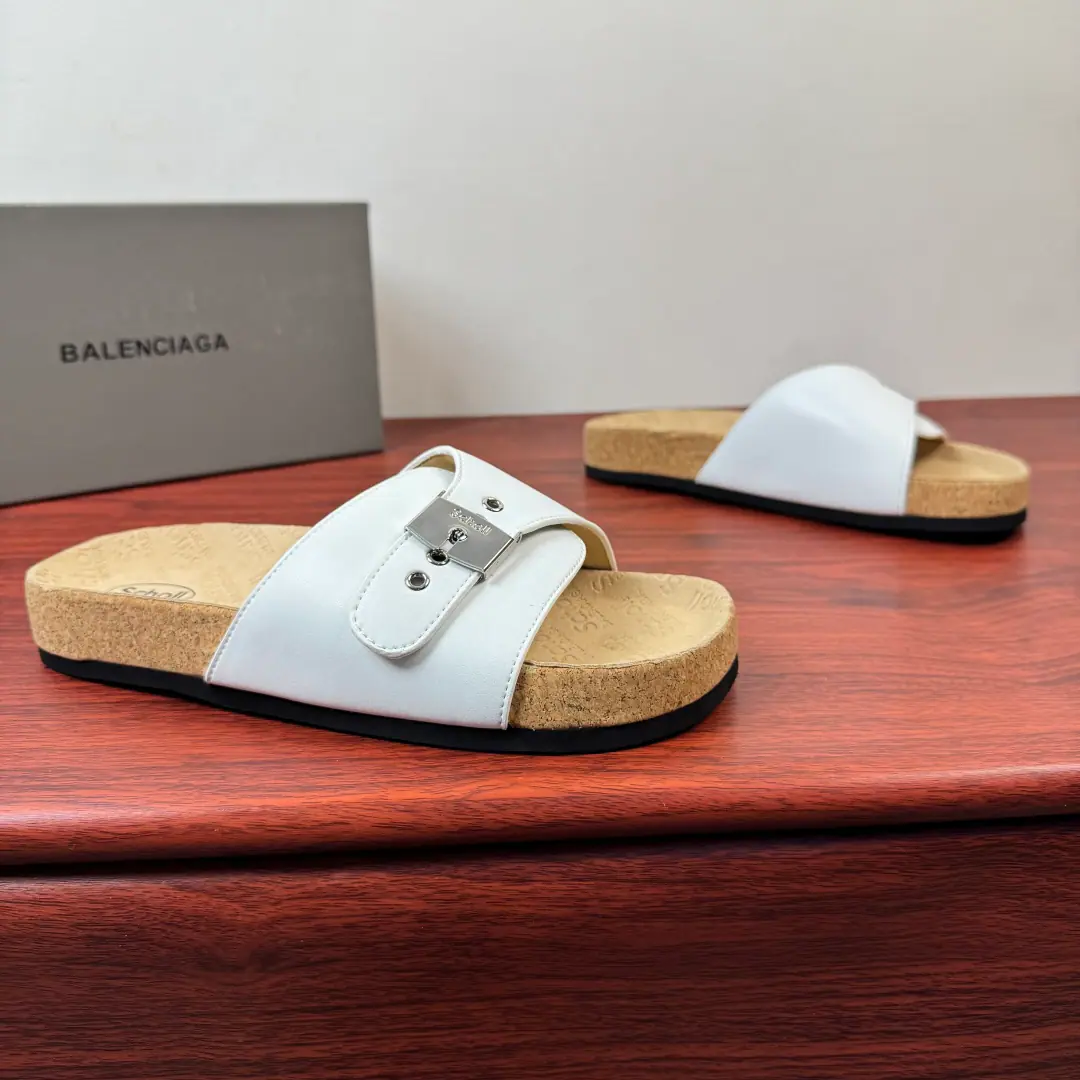 BALENCIAGA I SCHOLLMen are low-level. BALENCIAGA withSchollA co-made pair of sandals., SchollIt's called foot health and comfort., This is a cool tow and a fashionable tool., Glossy little cow leather shoes., A simple word slipper design+Metal buttons are so easy to adjust., Put it on.SchollandBalenciagaMarking. The soles of the bodywork shoe., Soft wood at the bottom, Use of grinding rubber on the outside, It's all over it.SchollandBalenciagaMarking, It's light and comfortable., I'm not tired of wearing it for a long time., Show your toes and let's get some air., Summer is perfect., ♪ For the beach ♪, I can handle it easily., It's a summer shoe cabinet. It's a 100-pack.! Size: 39-40-41-42-43-44 Standard leather shoe size.（38/45/46I'll make sure it's not changed.）